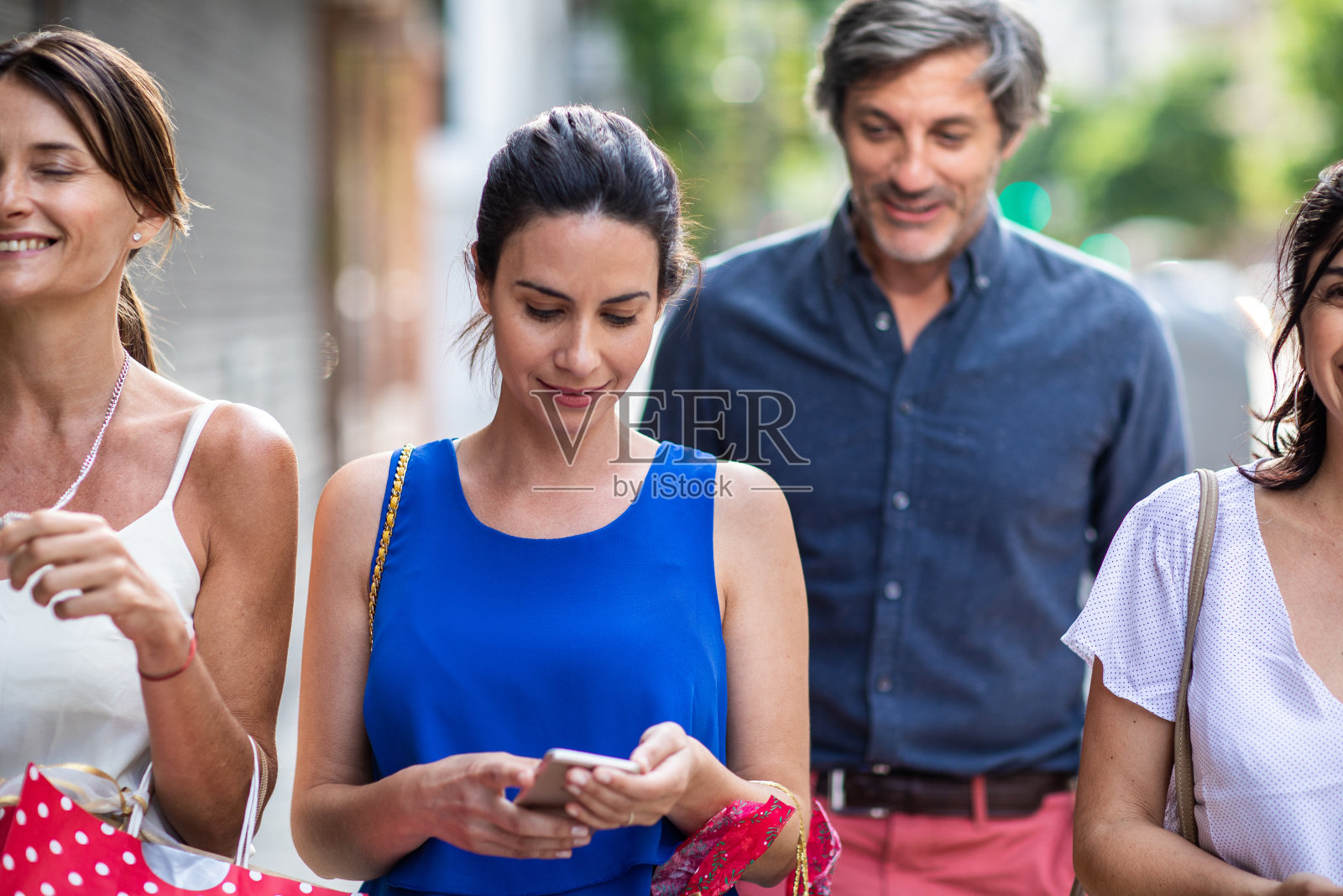一群快乐的成年人在城市里玩耍照片摄影图片