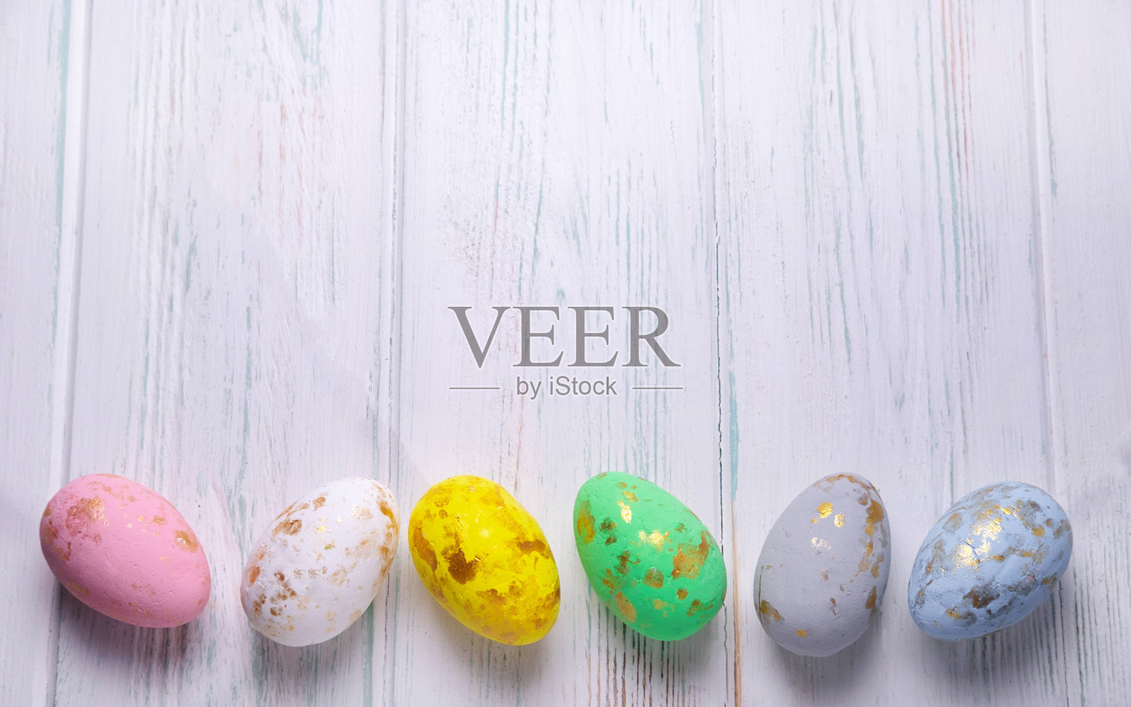 复活节背景贺卡，股票，横幅。在浅色木制背景上的复活节彩蛋。从以上观点。带有拷贝空间的复活节彩蛋照片摄影图片