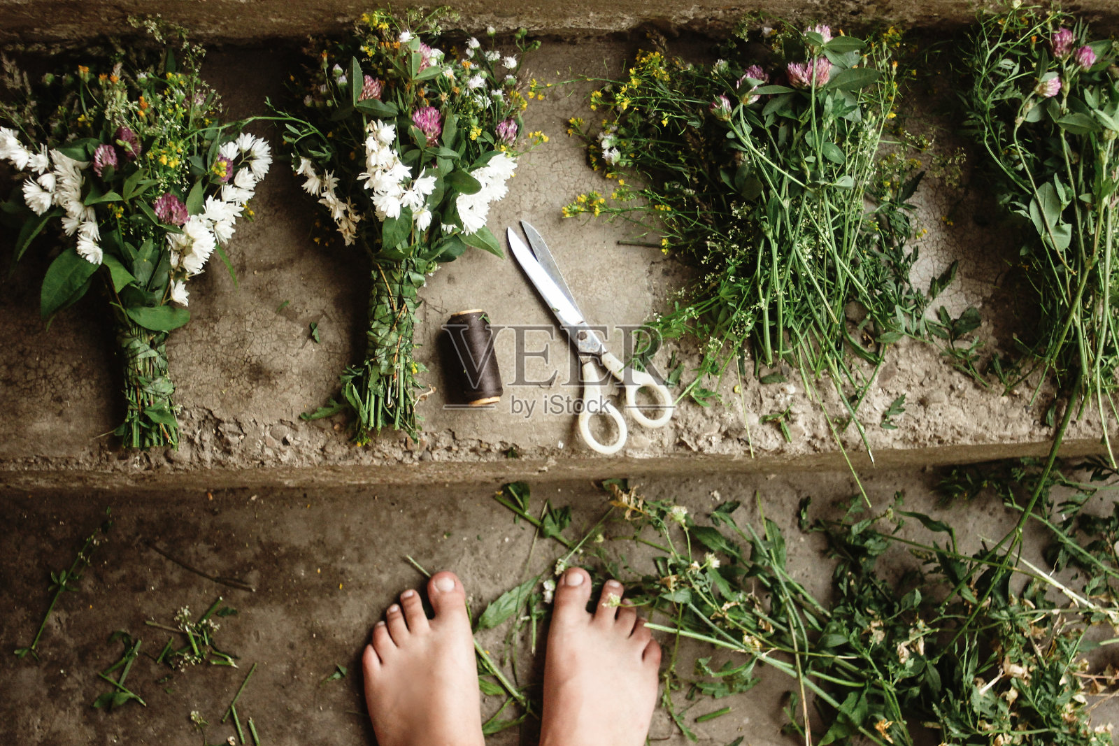 简单的乡村花束与线，剪刀和腿，制作装饰的过程，俯视图，简单的生态概念照片摄影图片