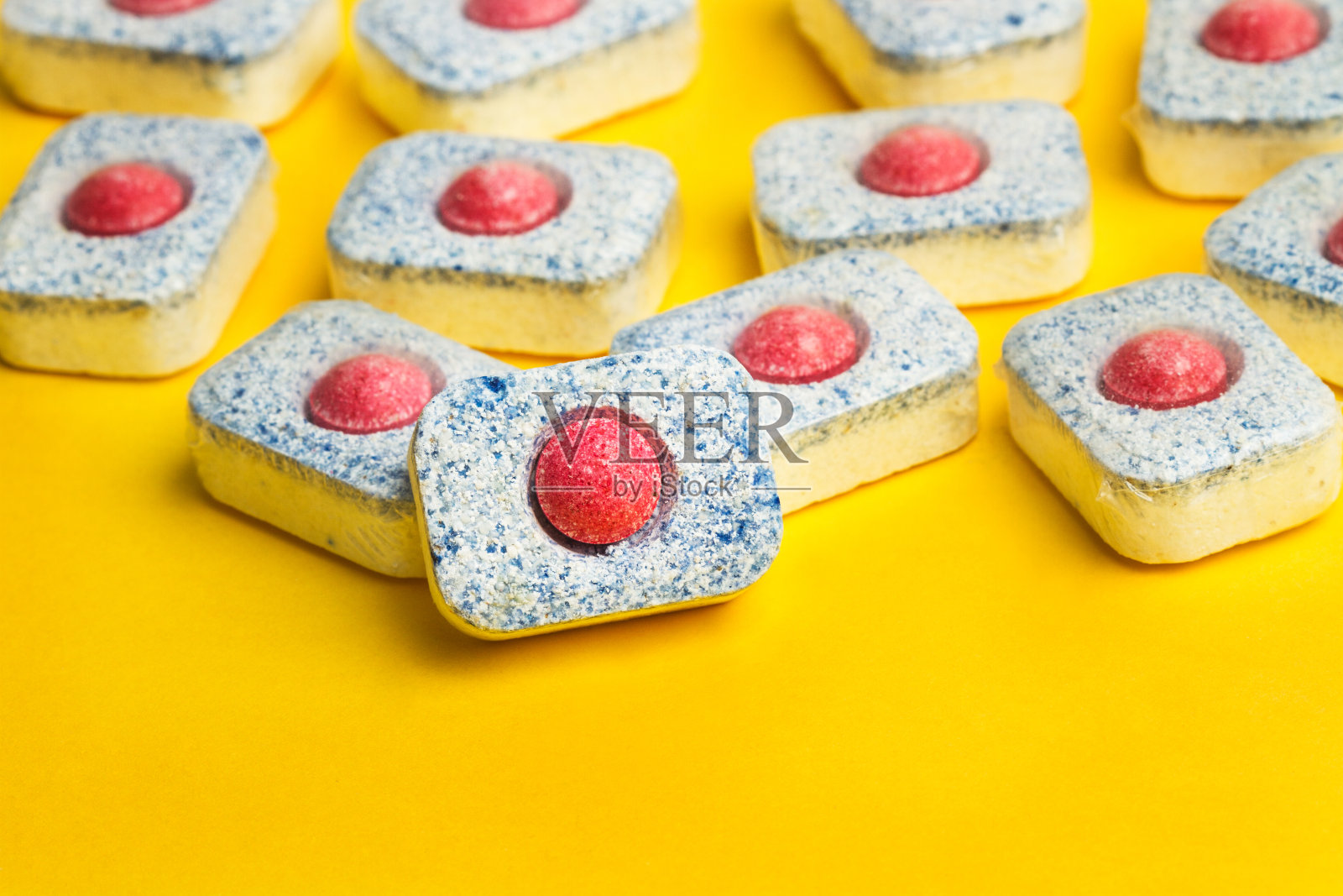 黄色背景上的洗碗机片照片摄影图片