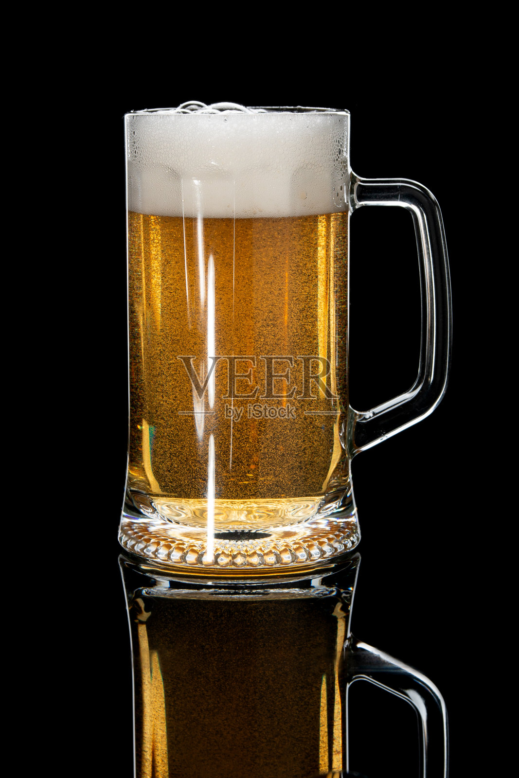啤酒在玻璃上的黑色背景照片摄影图片