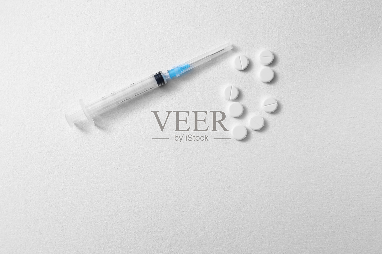 药片和注射器被隔离在白色背景下。冠状病毒,covid-19。本空间照片摄影图片