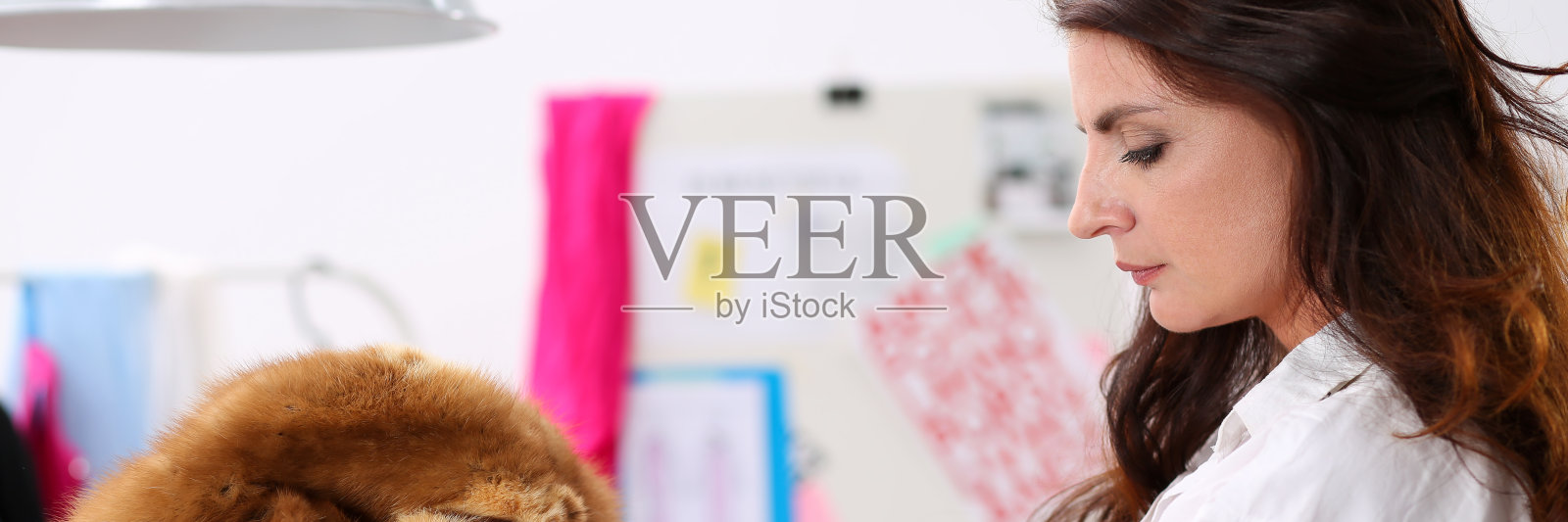 女设计师测量服装尺寸照片摄影图片