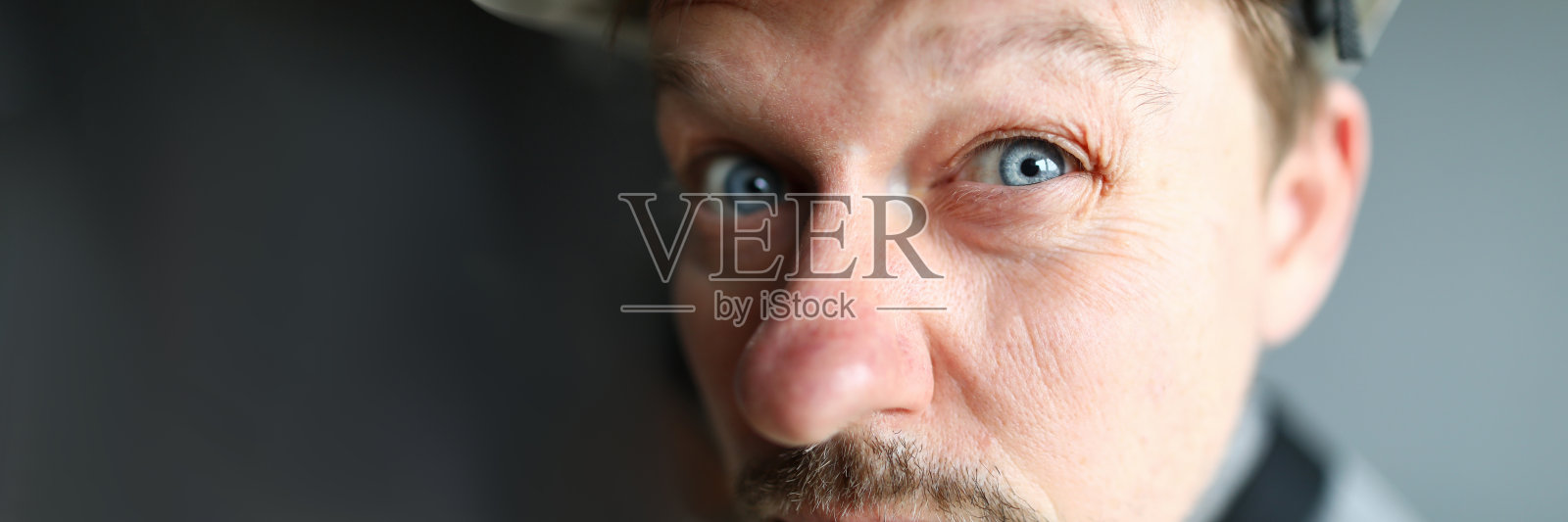 可疑的男工人试图看到什么照片摄影图片