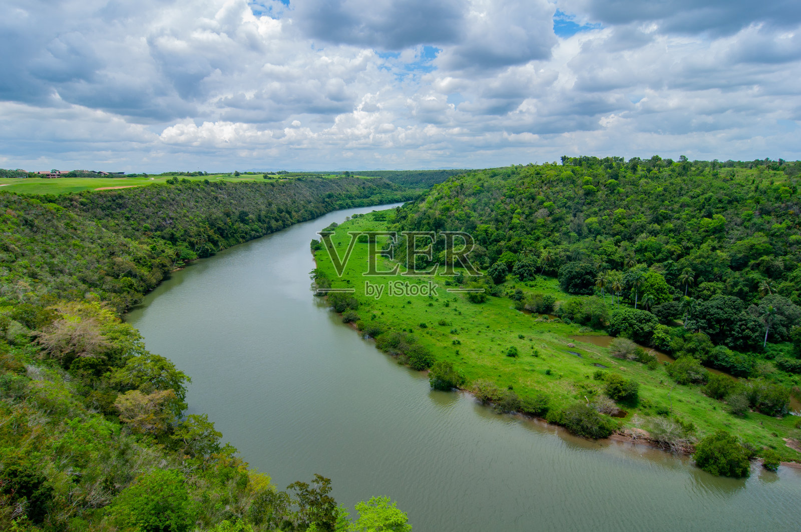 草木茂盛，河流密布照片摄影图片