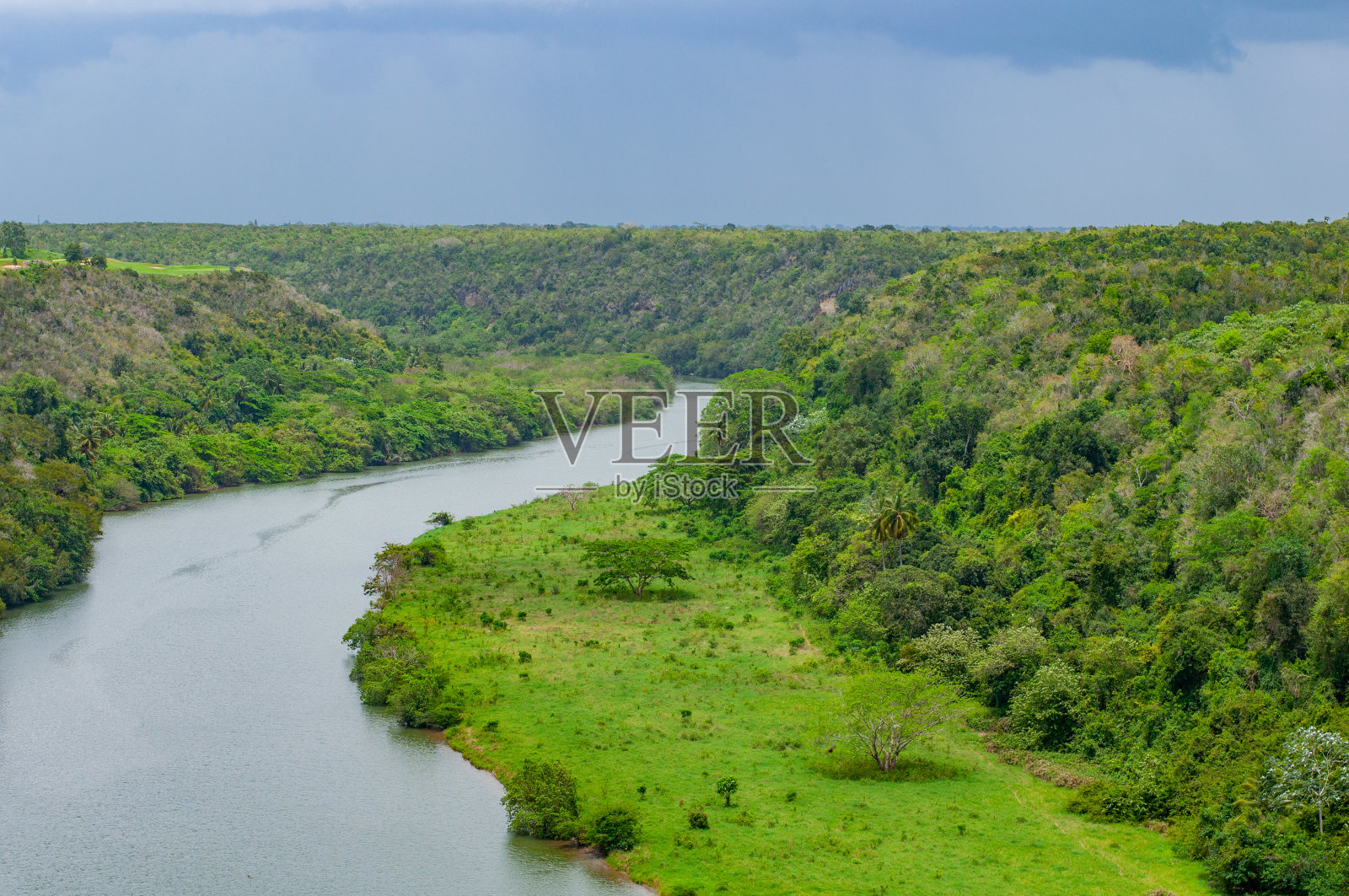 草木茂盛，河流密布照片摄影图片