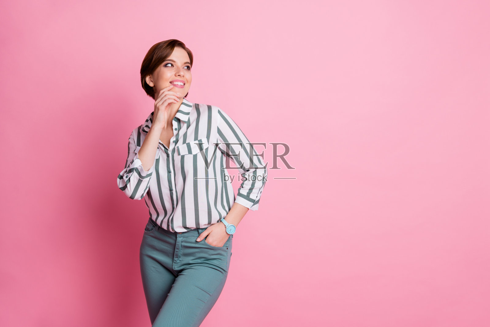 妩媚的女子肖像商人盯着文案空间，想着夏日时光，周末穿着时尚的衣服，孤立在粉红色的背景下照片摄影图片