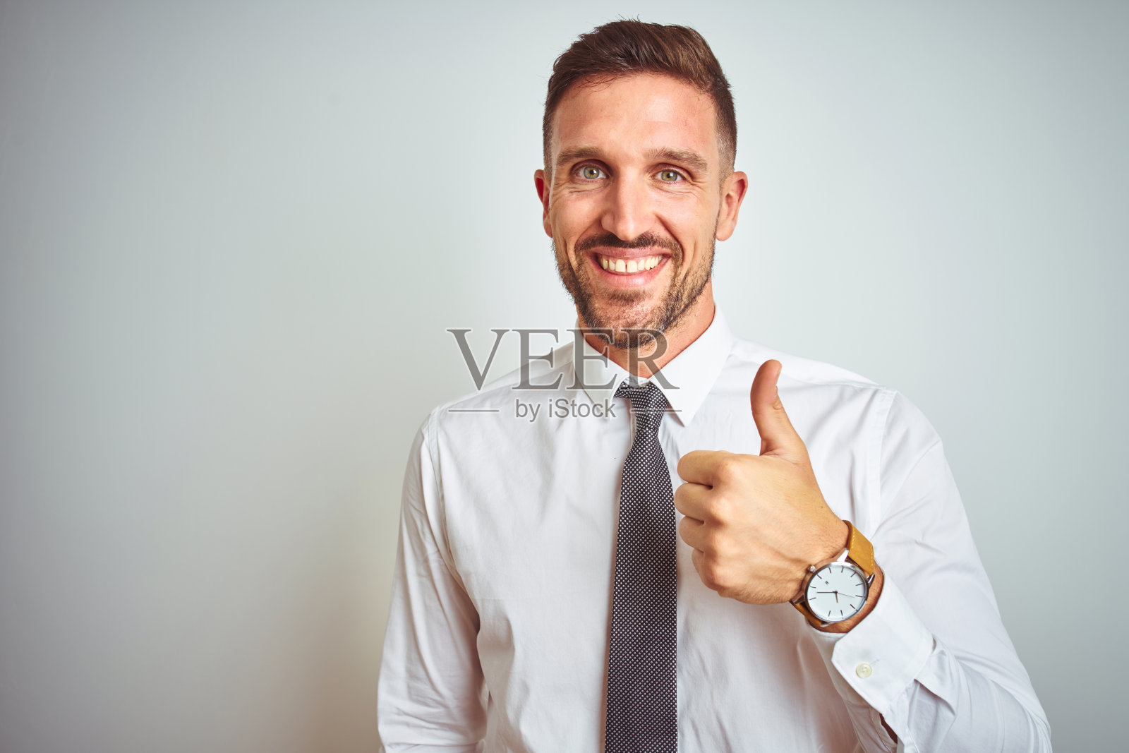 开心地竖起大拇指的年轻商人照片摄影图片