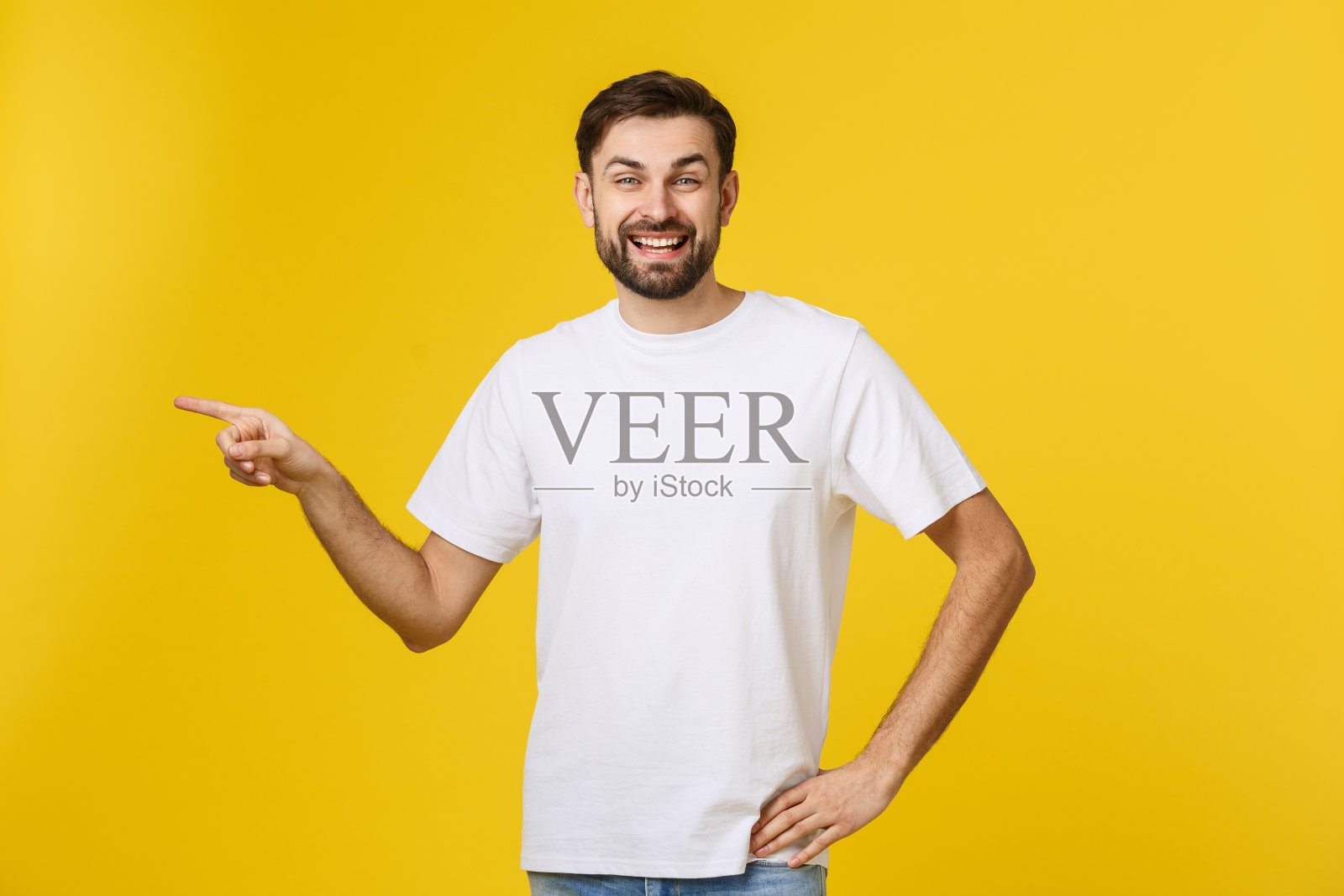 休闲白人男子指向黄色背景上的空白区域照片摄影图片