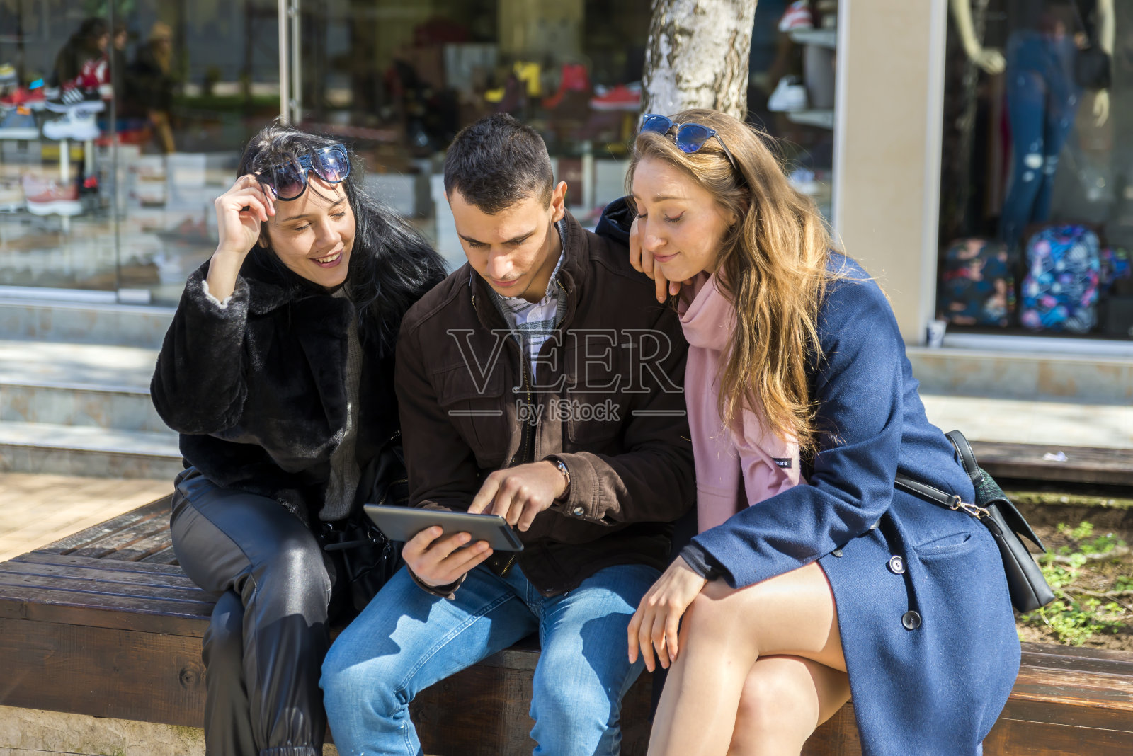 一群朋友探索这个城市照片摄影图片