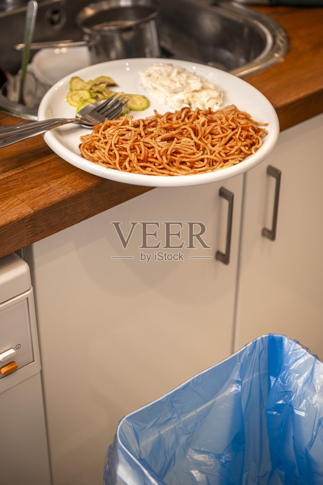 厨房柜台上的意大利面盘子。照片摄影图片