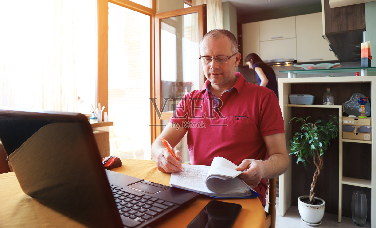 在家工作的人照片摄影图片