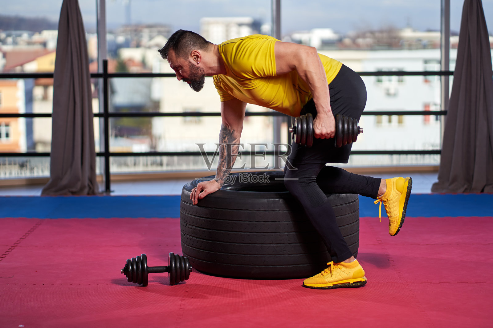 在健身房的健身训练照片摄影图片