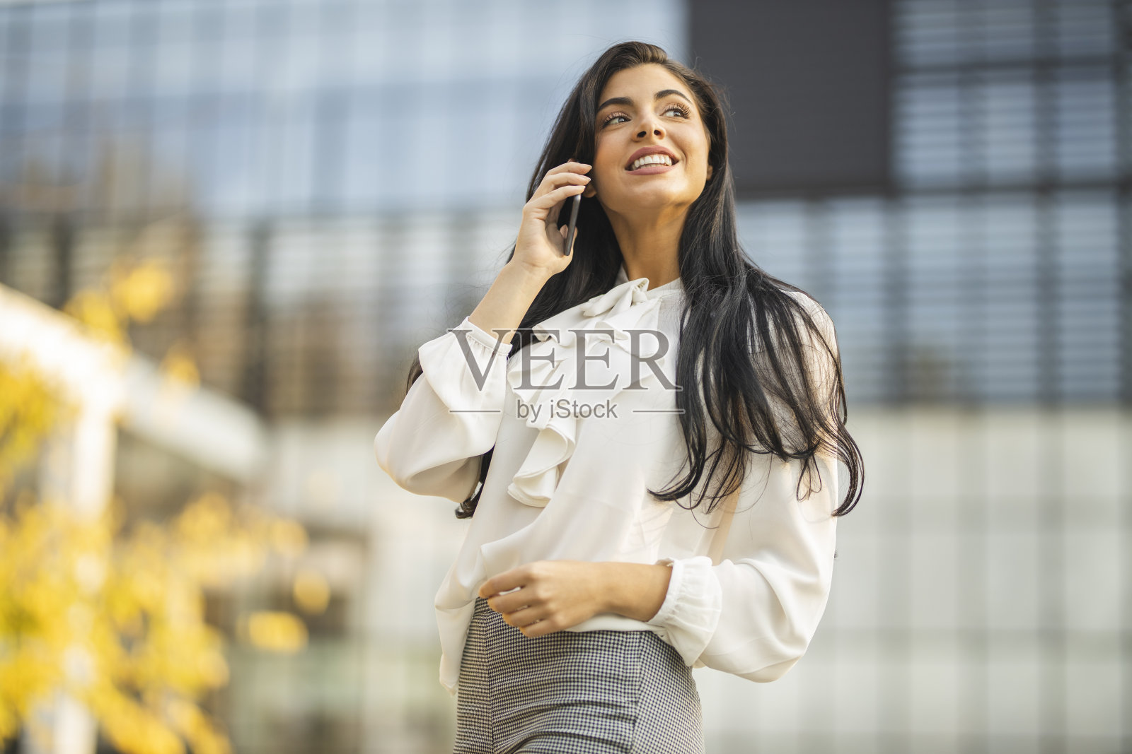 快乐的女商人用电话照片摄影图片