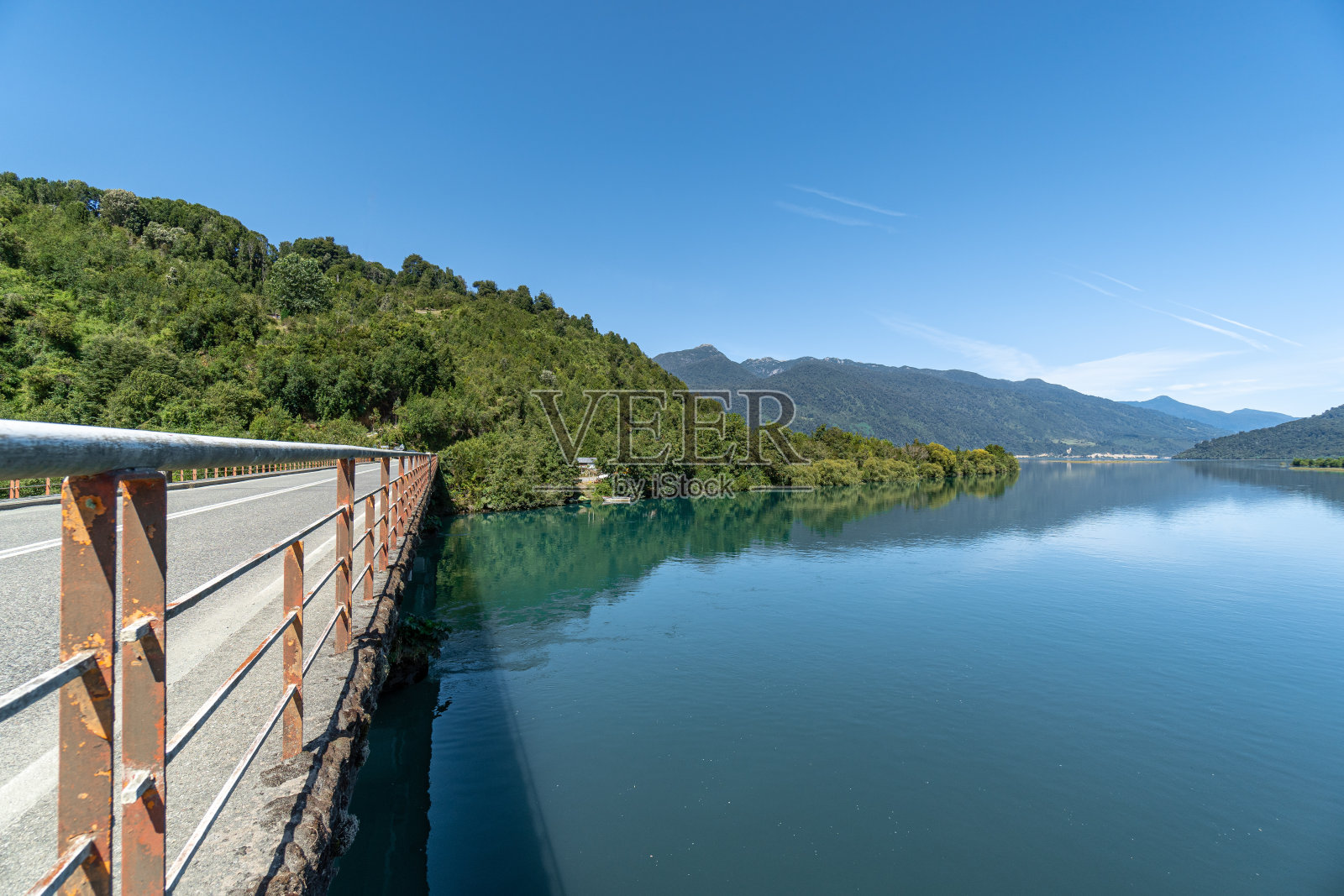 智利南部的Petrohue河上的桥照片摄影图片