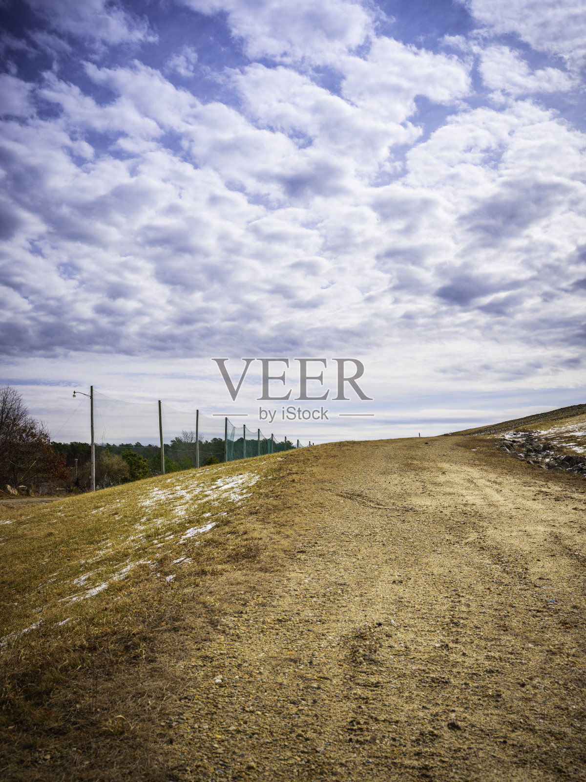 空旷的土路消失在远方照片摄影图片