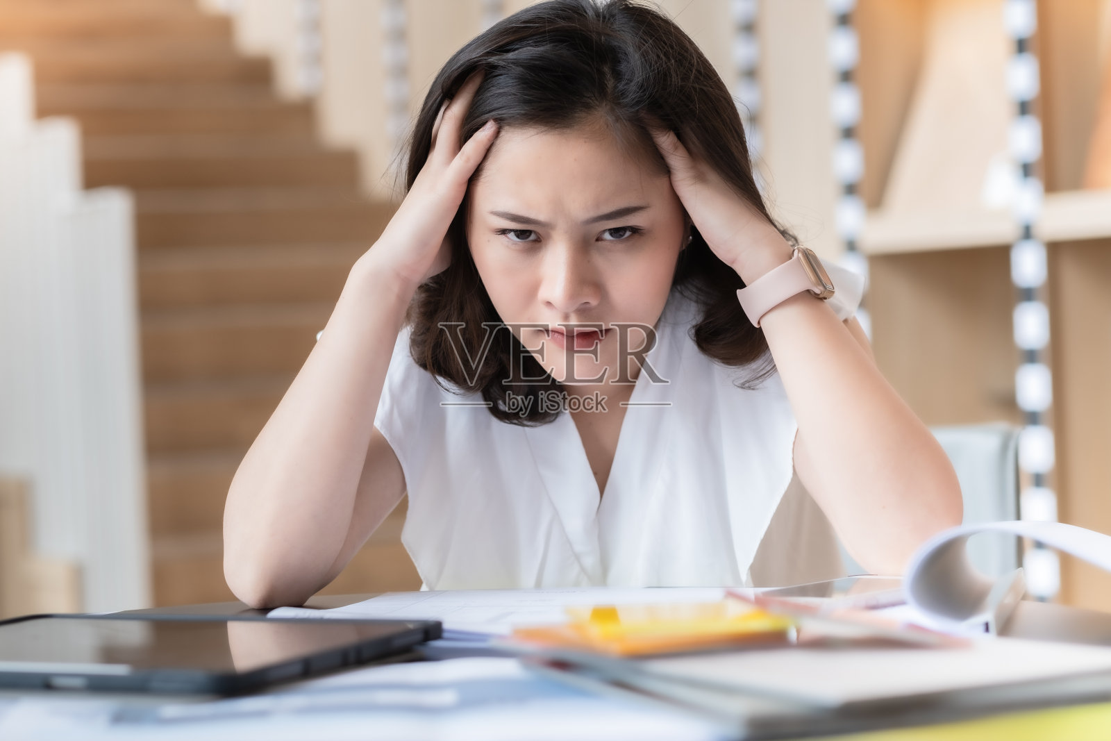 建筑师或室内设计师在展厅使用材料样本板工作。房地产、家居装饰业务。压力大的女商人使用笔记本电脑工作照片摄影图片