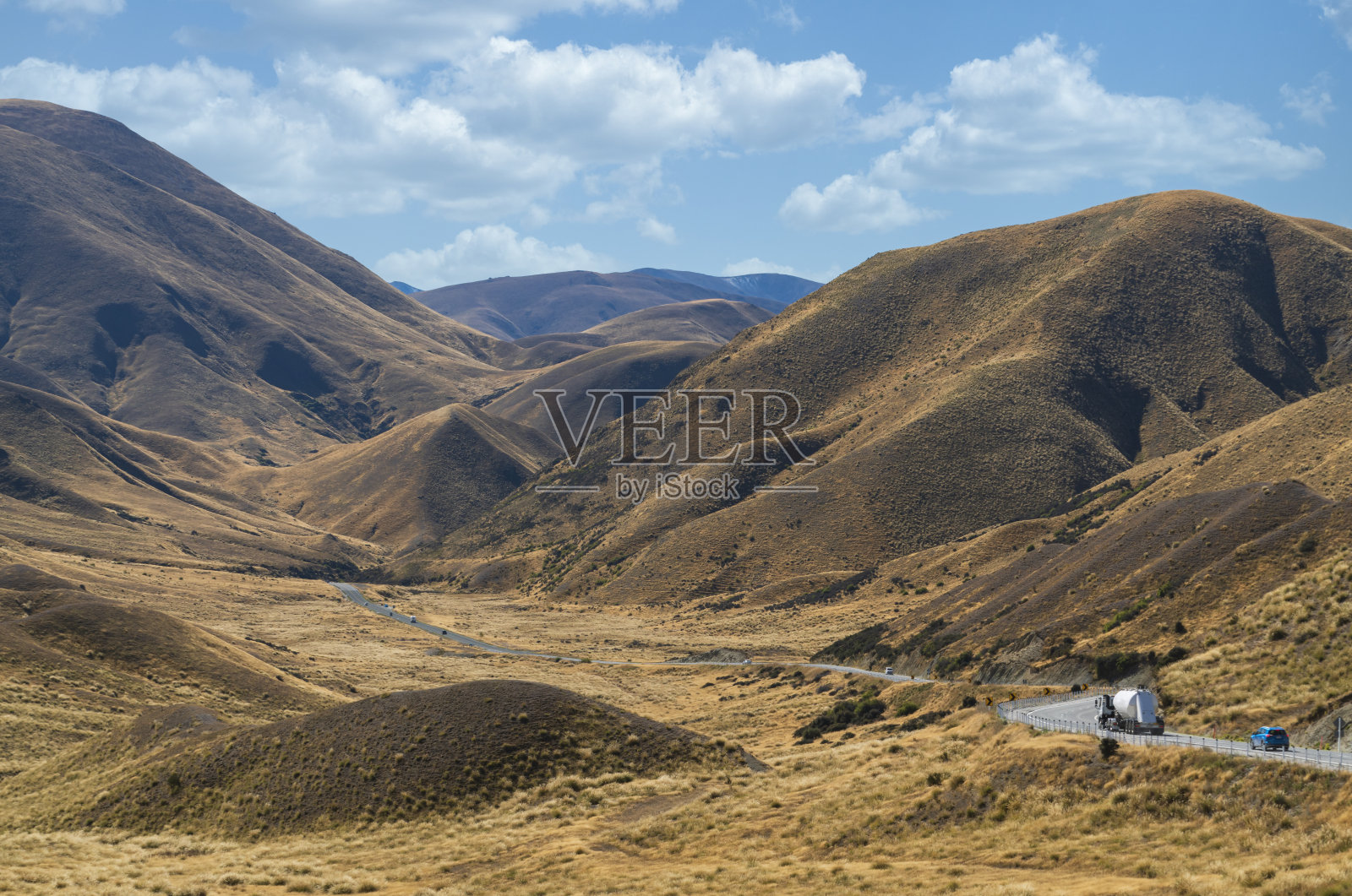 位于南岛最高点林迪斯隘口的国家高速公路，连接中央奥塔哥和新西兰麦肯齐盆地照片摄影图片