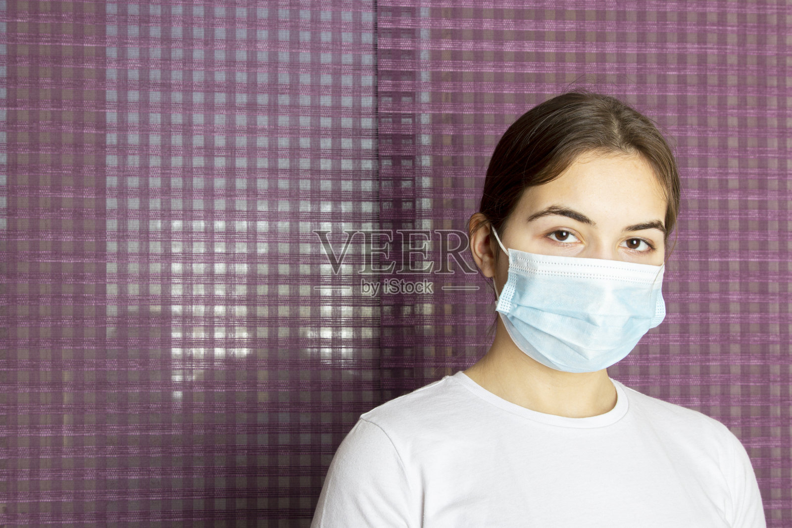 妇女戴医用口罩，预防冠状病毒感染照片摄影图片