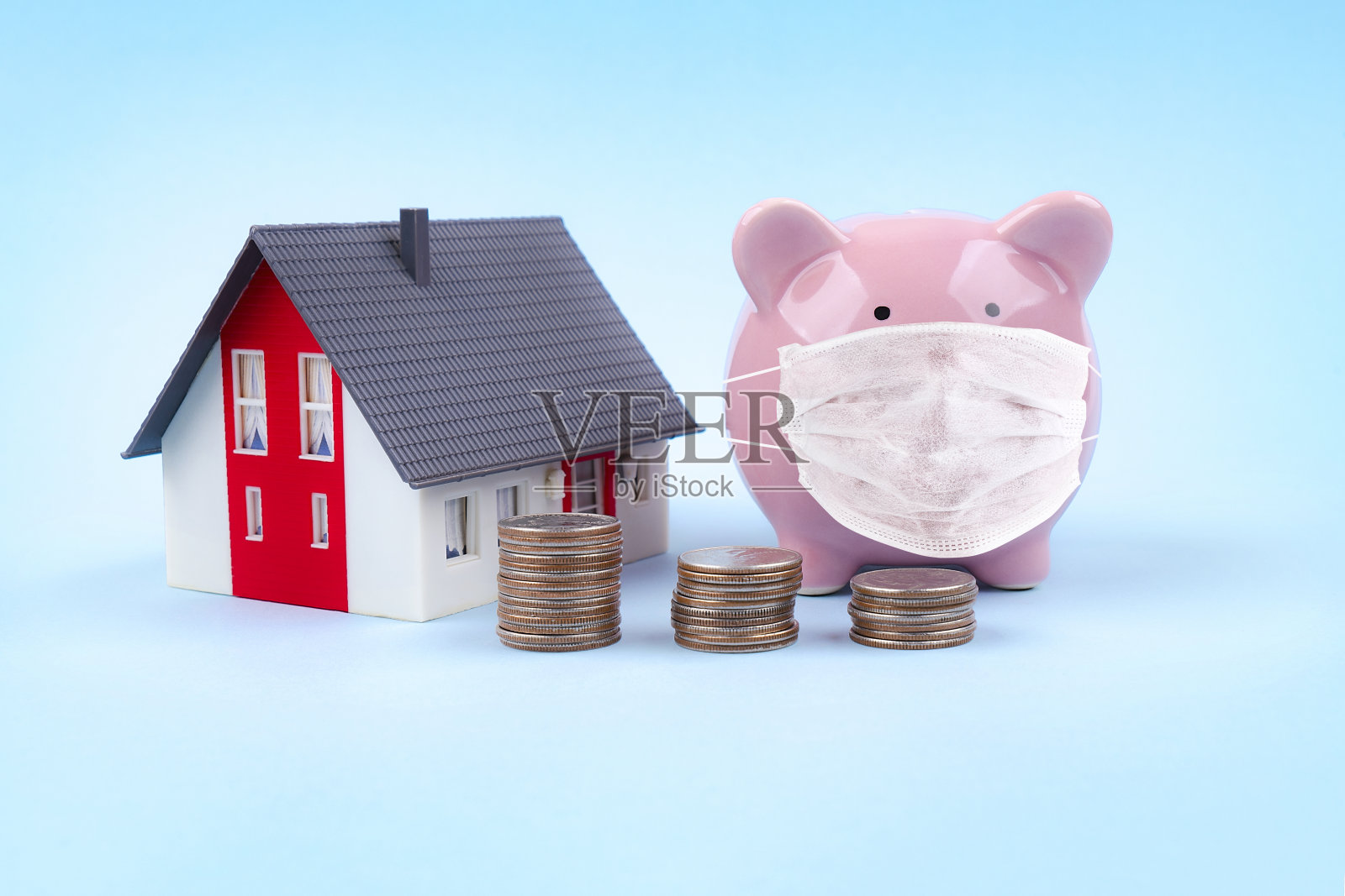 小猪储蓄罐上写着COVID-19、金融危机和因冠状病毒而导致的市场崩溃照片摄影图片