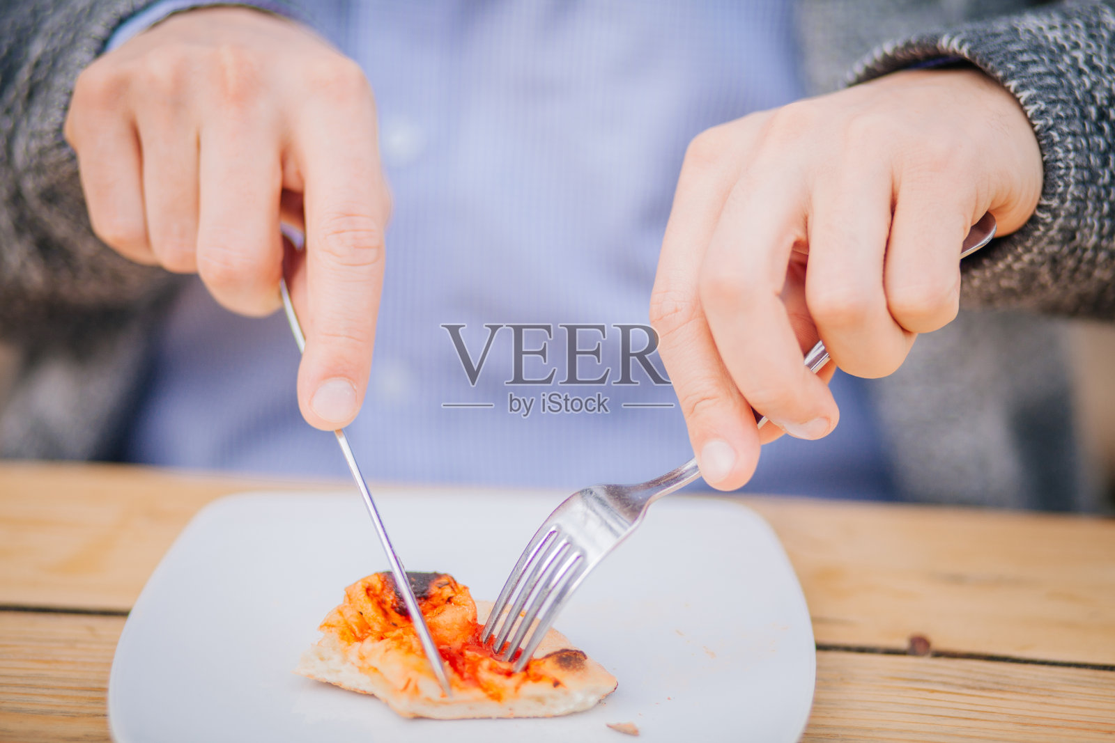 吃披萨照片摄影图片