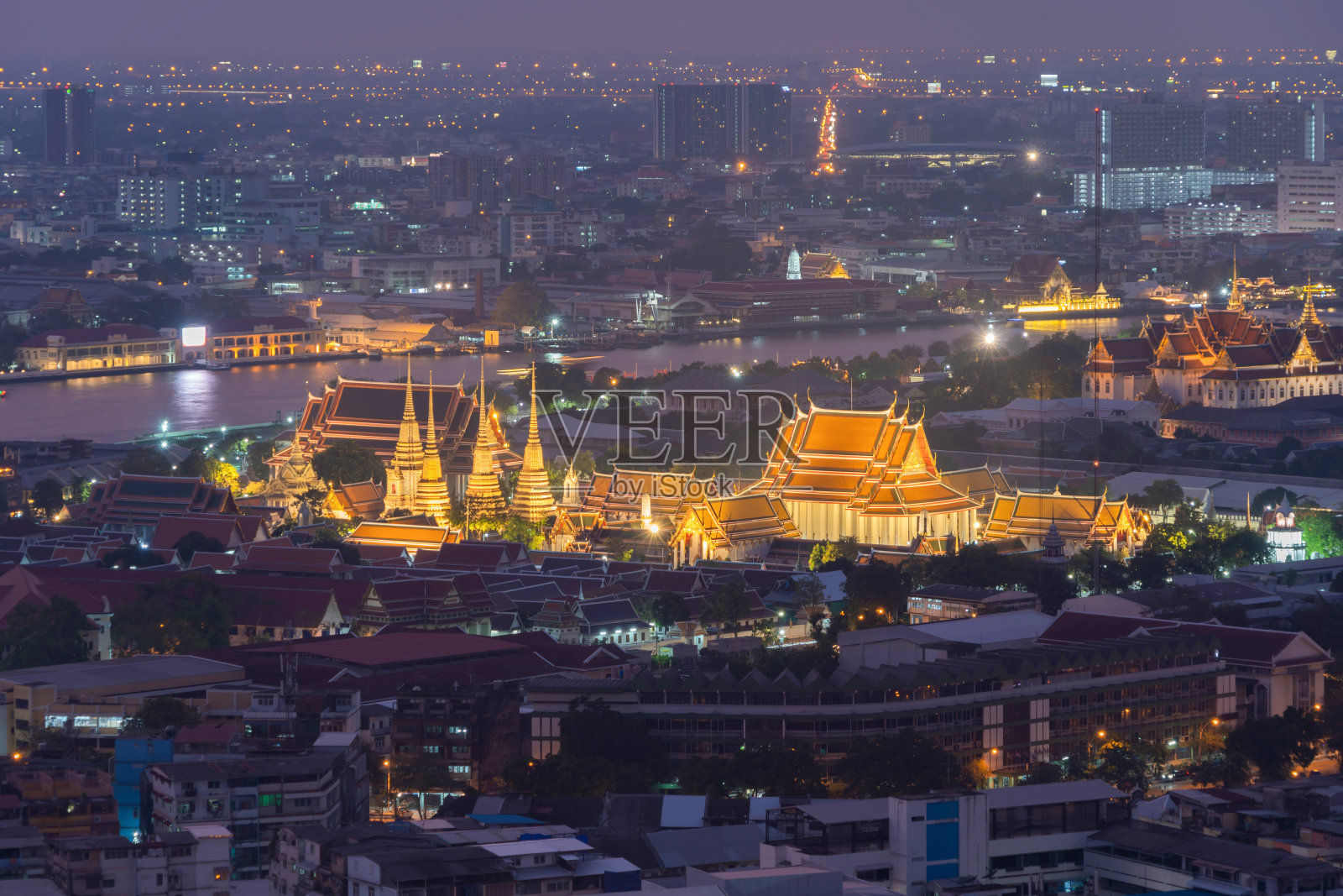 鸟瞰图Wat Pho或Wat Phra Chetuphon Vimolmangklararm Rajwaramahaviharn与住宅建筑晚上在曼谷，泰国。佛教寺庙。泰国的建筑。照片摄影图片