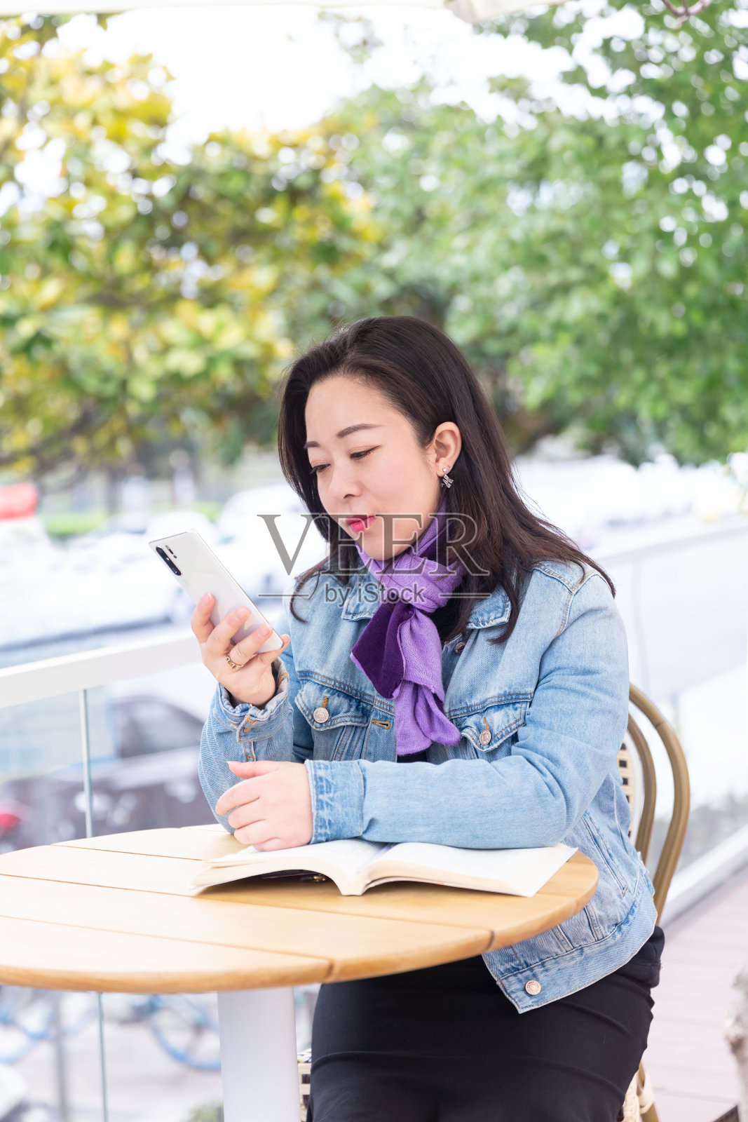 在户外咖啡店看书的女人照片摄影图片