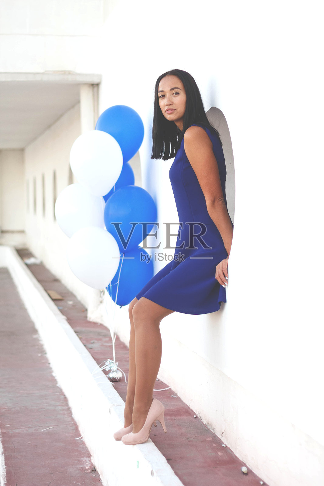 身穿蓝色经典裙子的美丽女孩，笑容洁白照片摄影图片