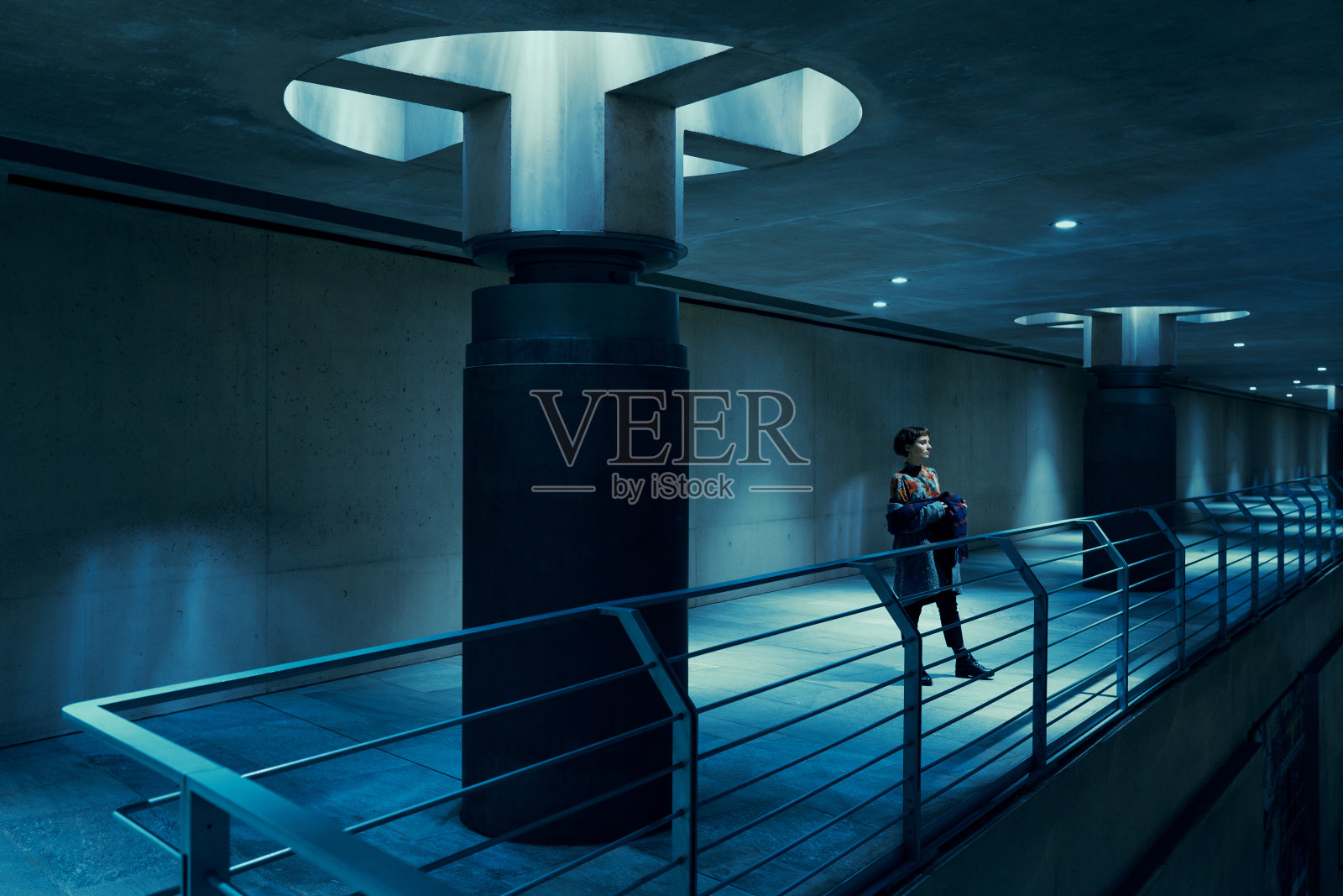 年轻漂亮的女人在地铁站照片摄影图片