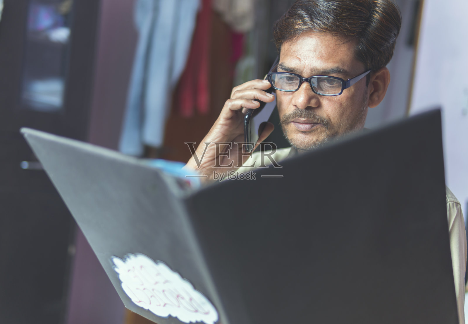 在家工作的年轻男子照片摄影图片