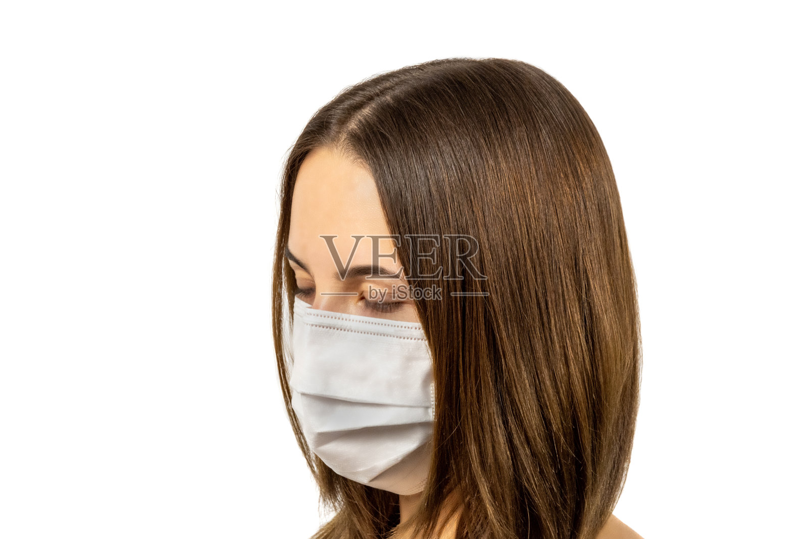 戴着医用口罩，预防冠状病毒流行的女孩（白色背景）照片摄影图片