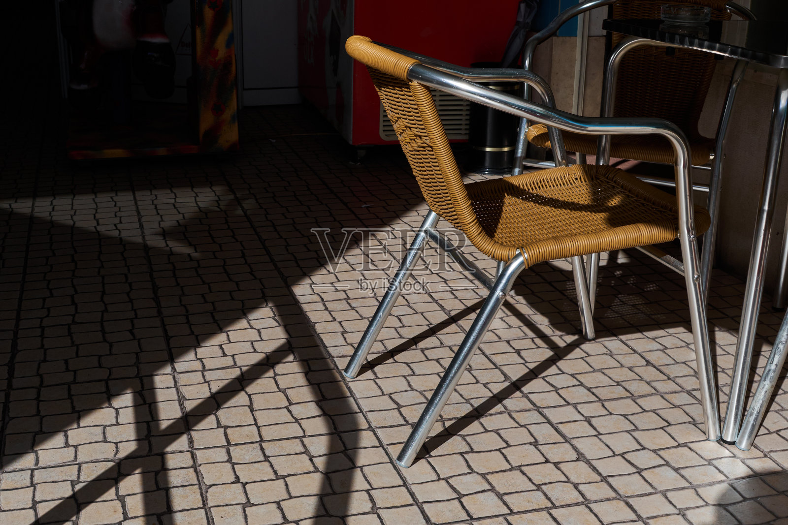 在市场上，橘子放在一个盒子里照片摄影图片