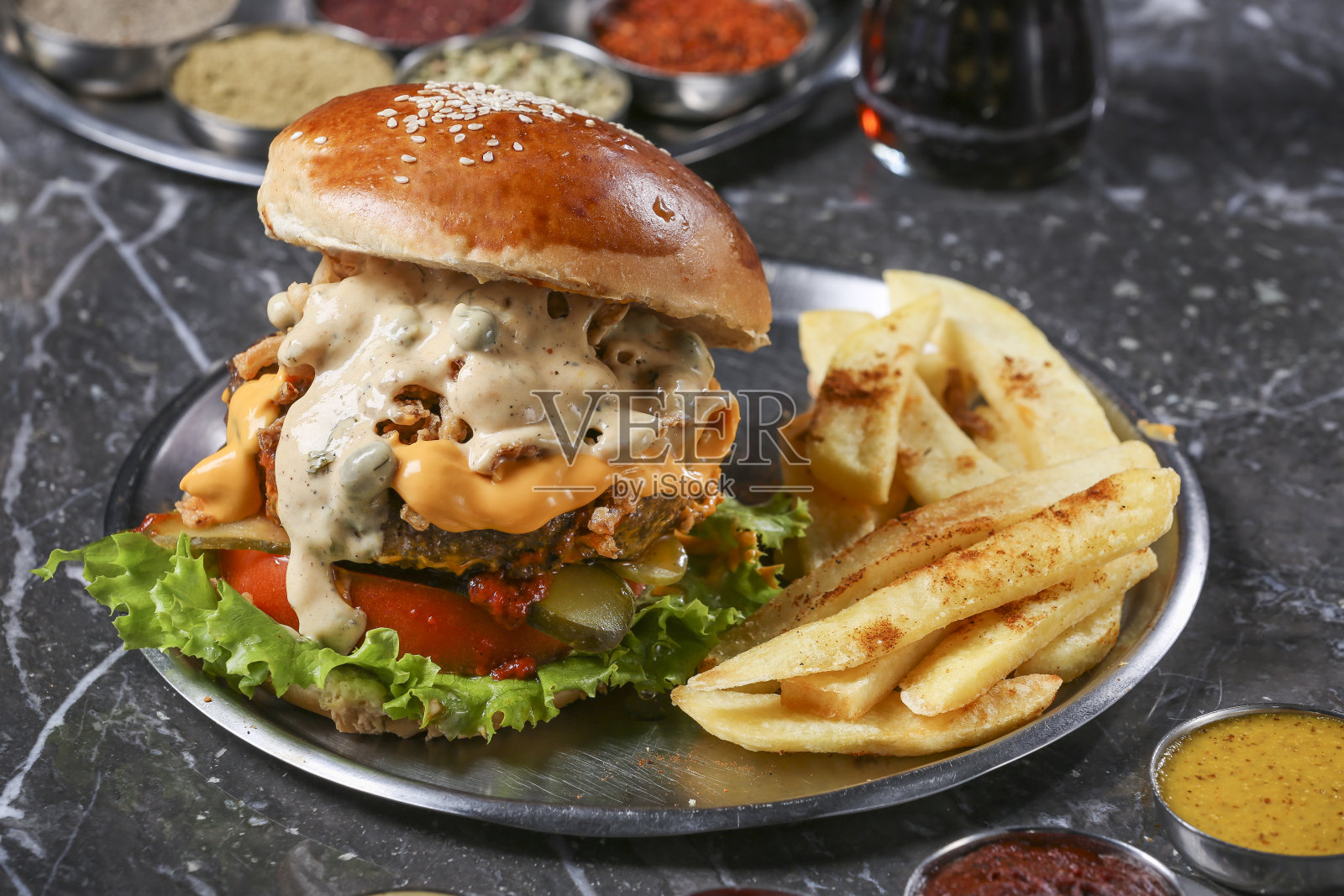 大理石背景上自制汉堡照片摄影图片