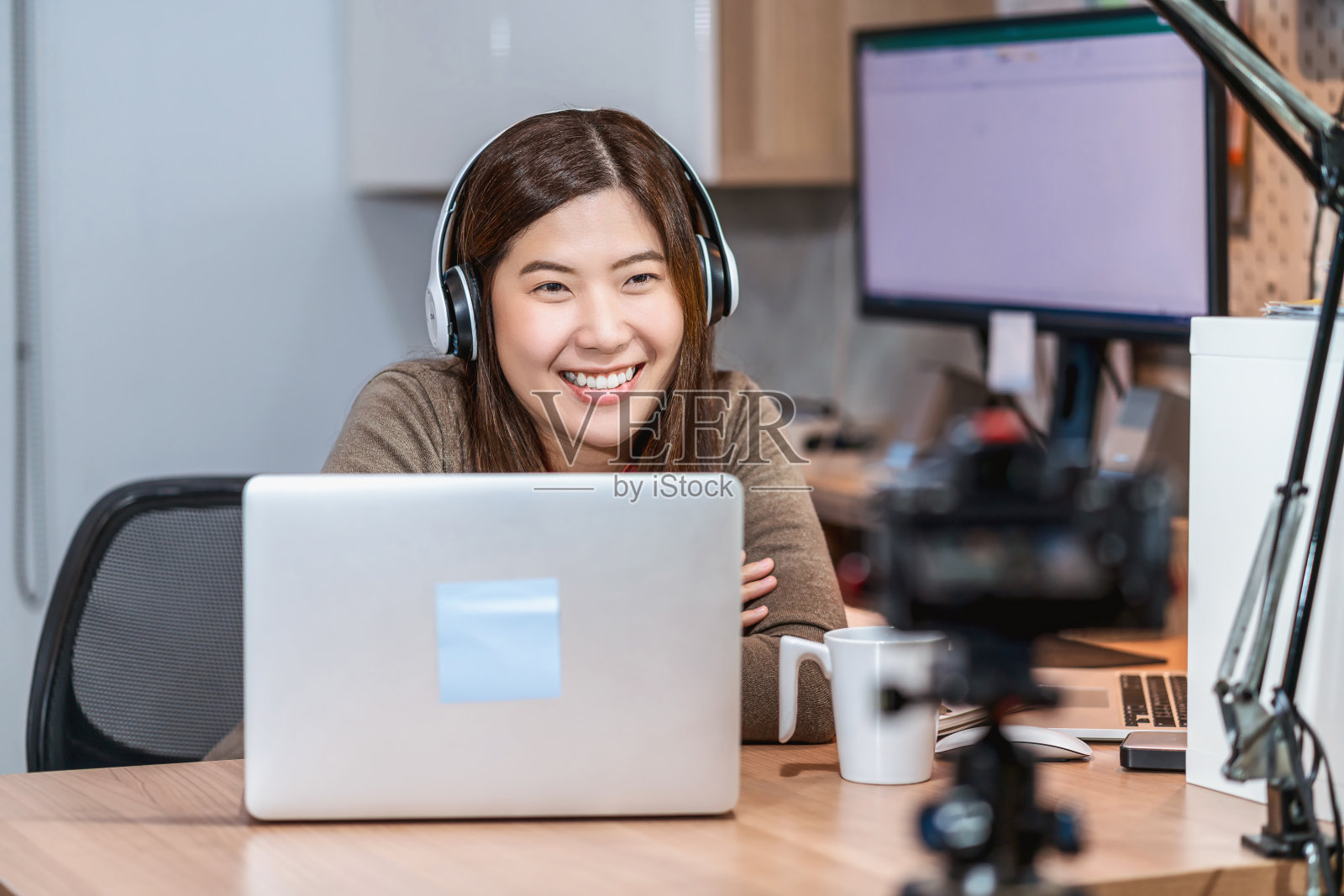 在家办公的亚洲女商人使用笔记本电脑照片摄影图片