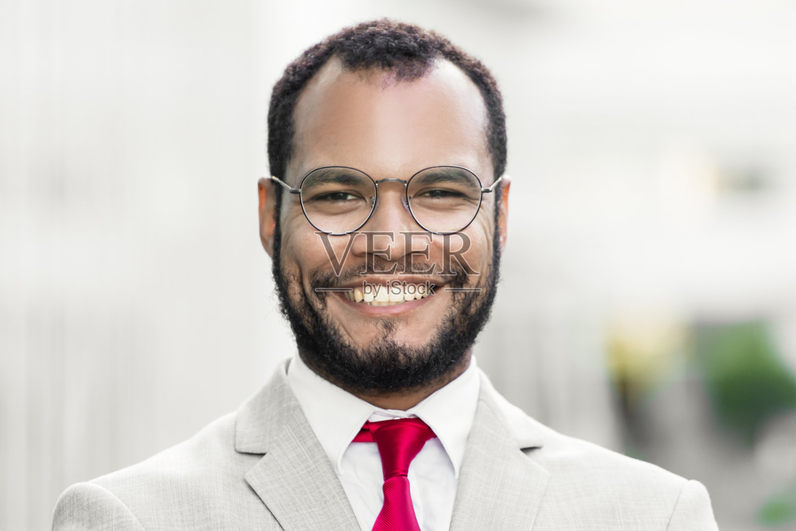 微笑的胡须商人人像照片摄影图片