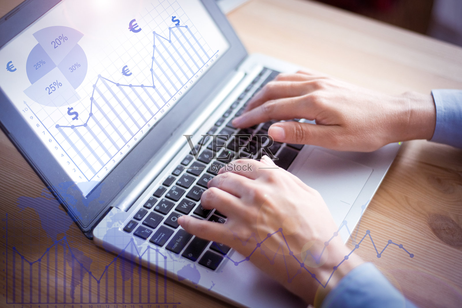 用笔记本电脑进行财务分析的人照片摄影图片