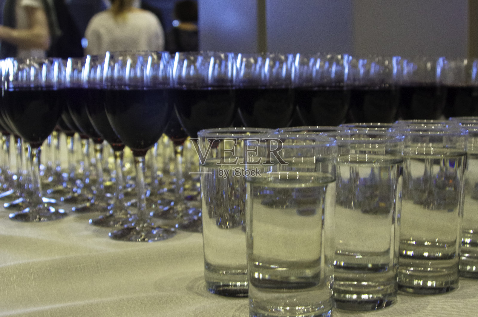 喝了很多杯红酒照片摄影图片