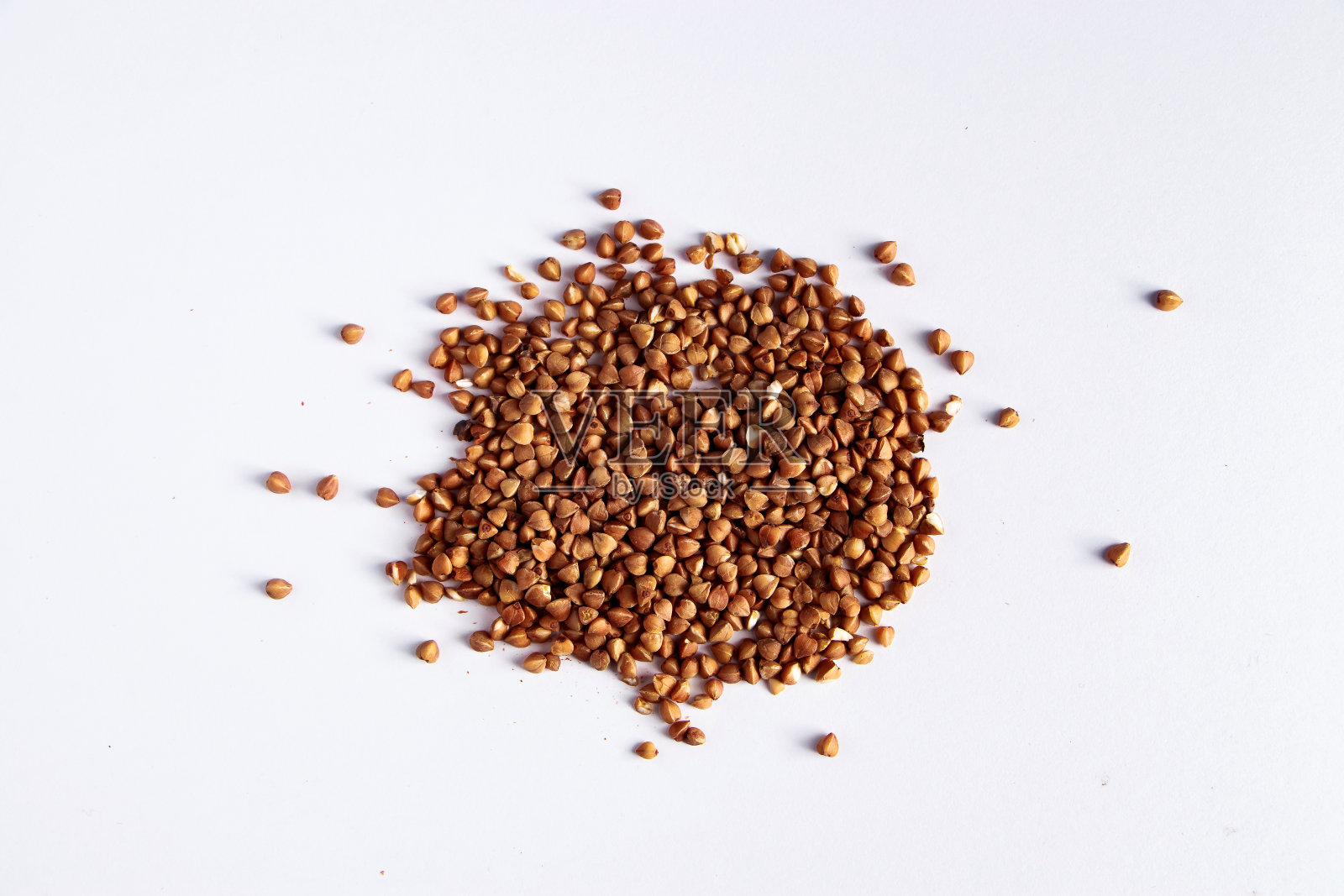 白背景上的荞麦。超市货物短缺。冠状病毒的流行照片摄影图片