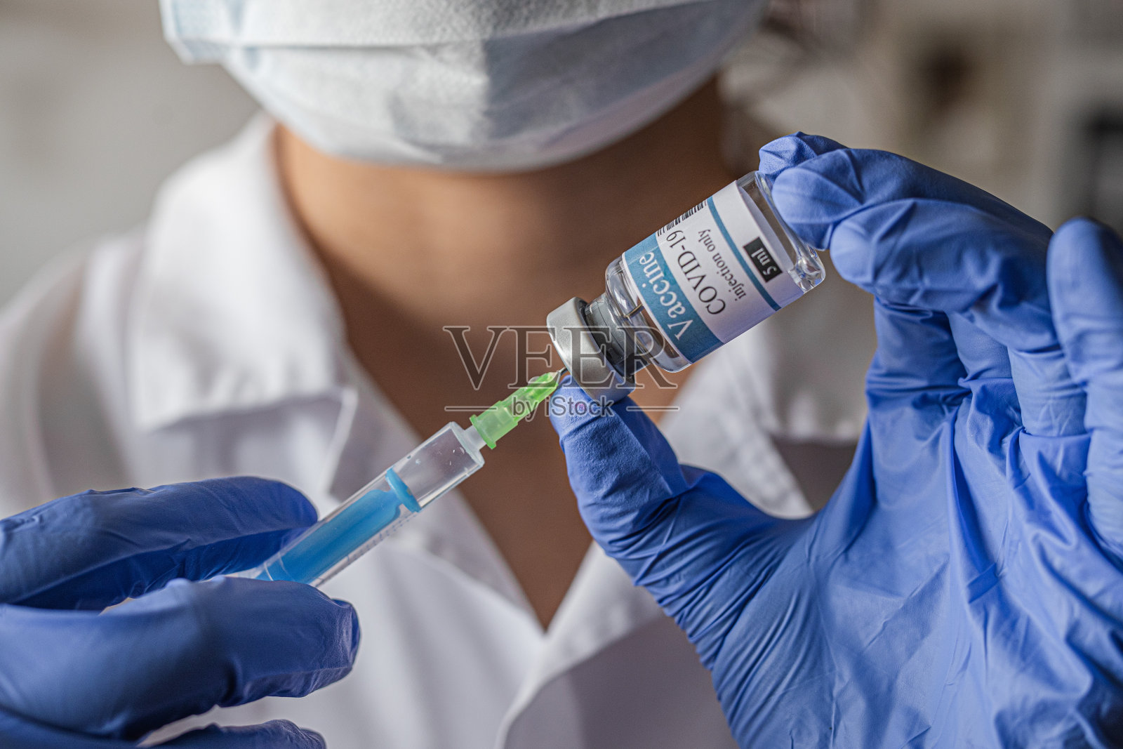 瓶，covid-19、冠状病毒疫苗安瓿，用注射器注射用瓶照片摄影图片