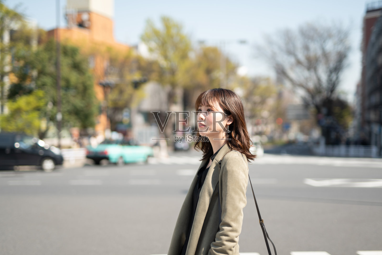 走在市中心街道上的女人照片摄影图片