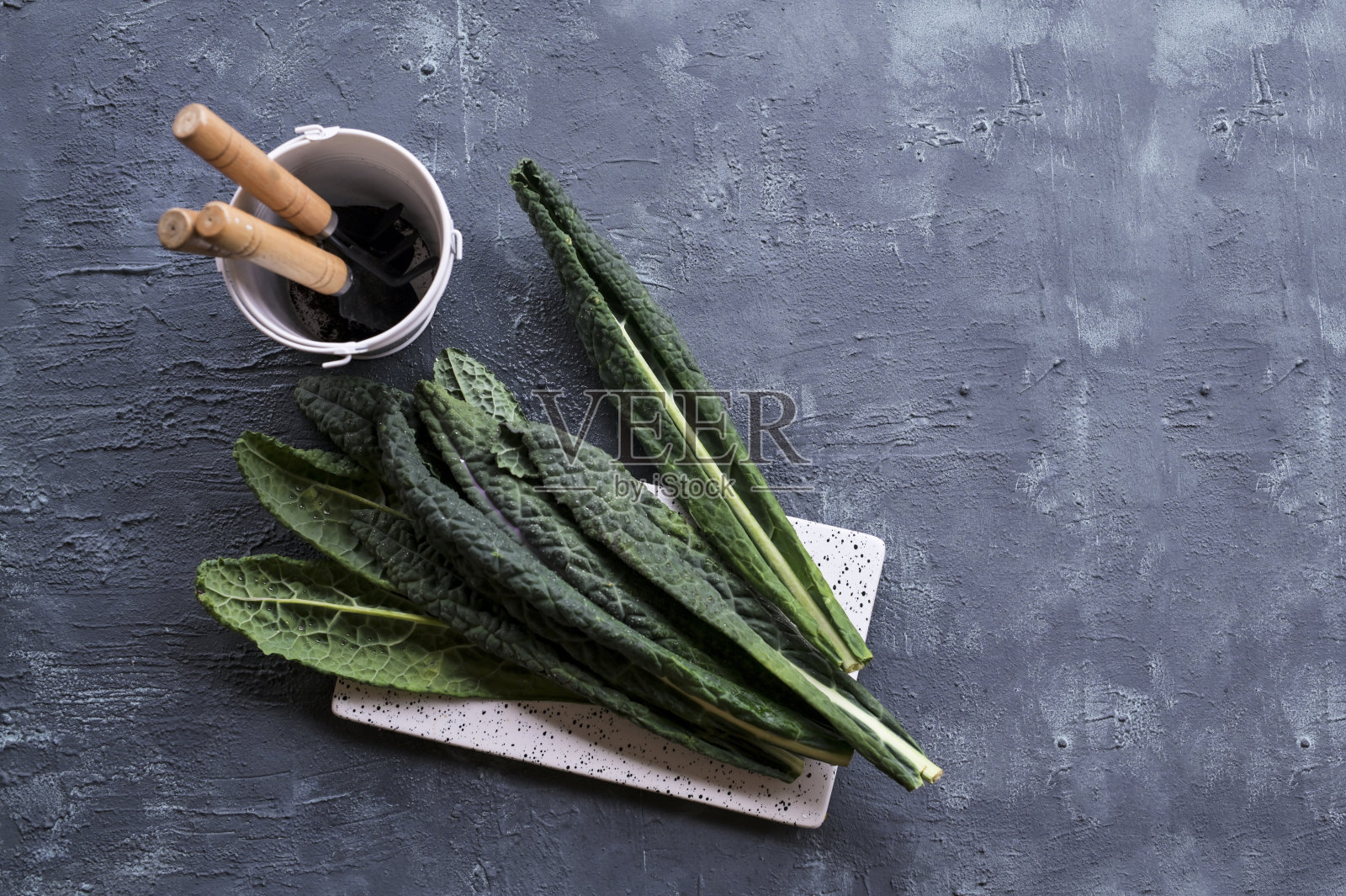 一束黑羽衣甘蓝，意大利沙拉，绿叶蔬菜，健康饮食，素食食品。超级食物。有选择性的重点。本空间照片摄影图片