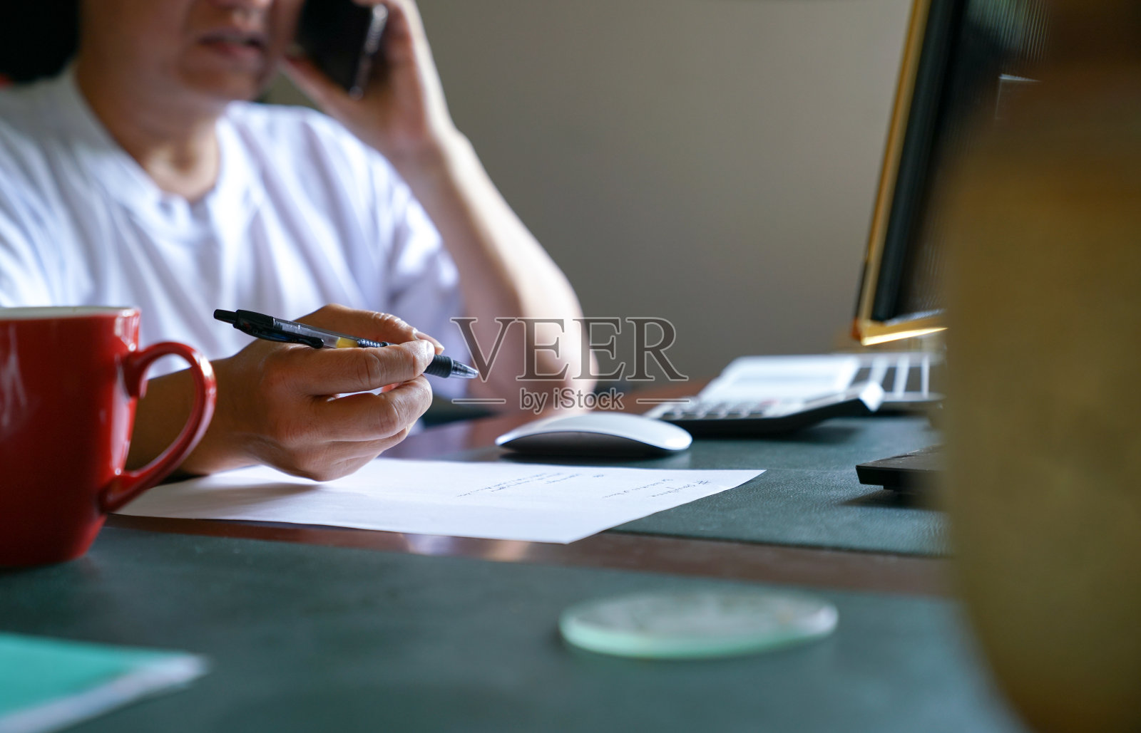 在家工作的男人。用笔集中在手上。照片摄影图片