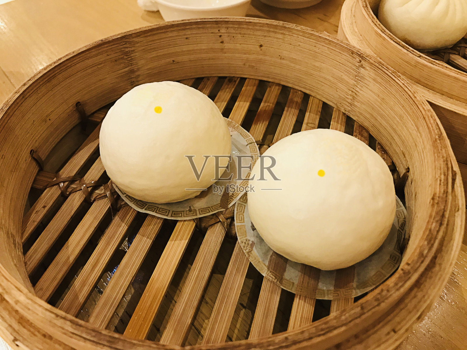 一盘美味的蒸蛋奶包。照片摄影图片