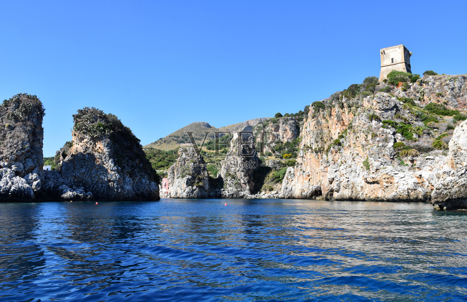 碧空映衬海中岩景照片摄影图片