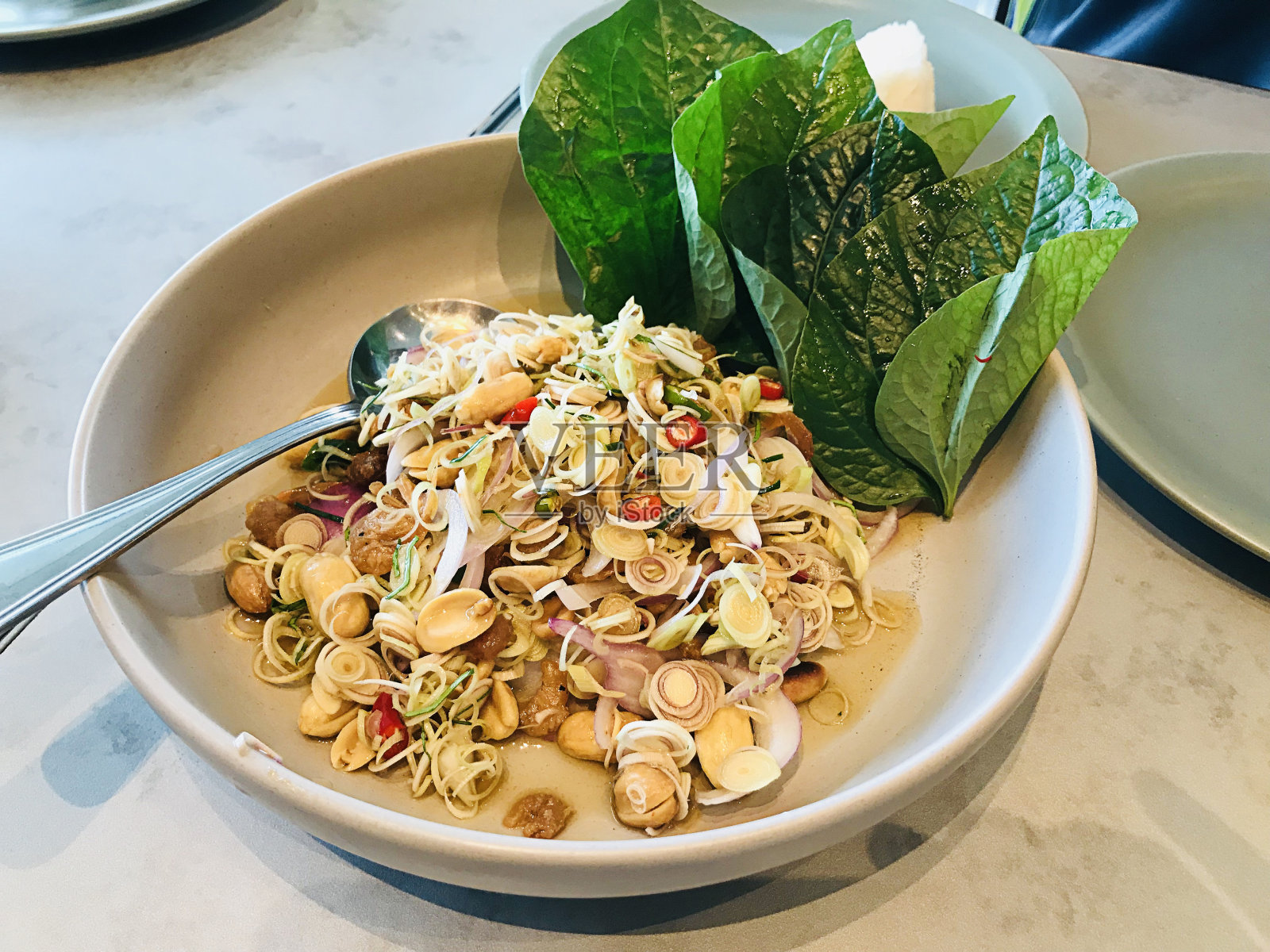 泰国香辣柠檬草沙拉。照片摄影图片