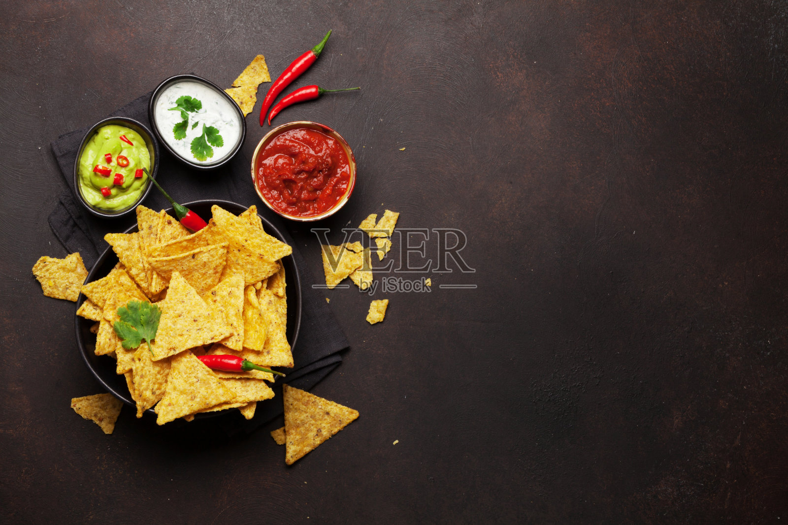 墨西哥玉米片，薯条和酱汁照片摄影图片