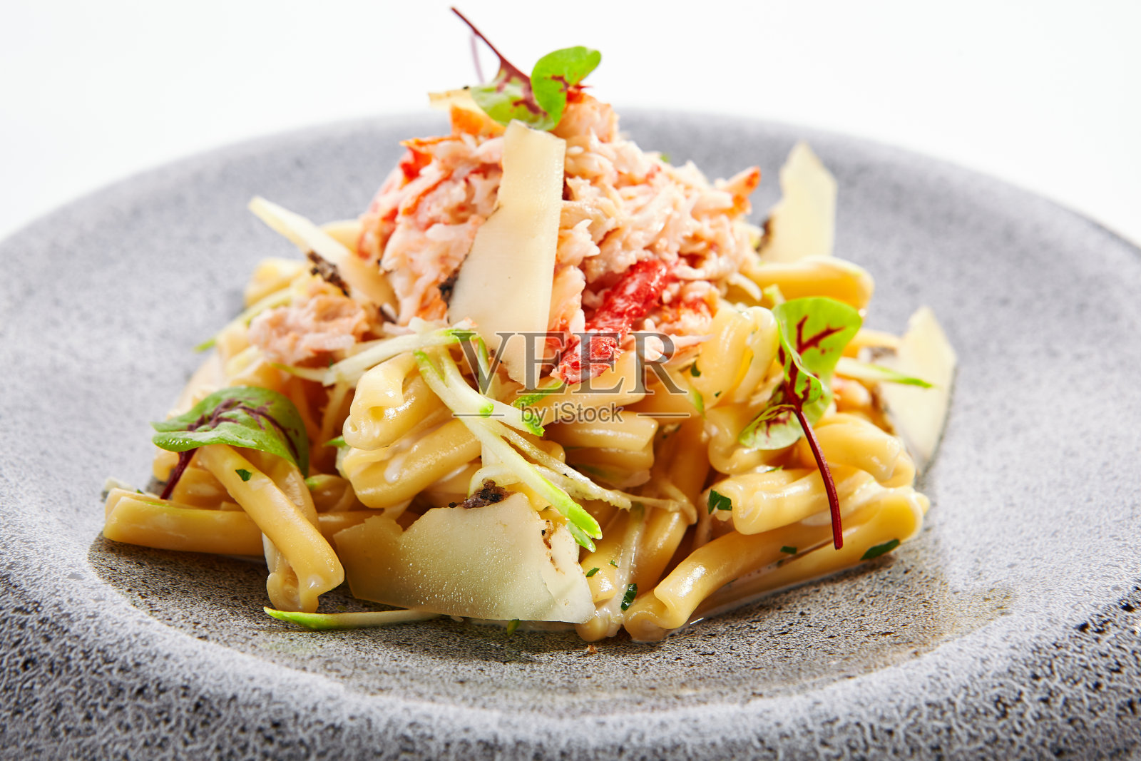 蟹肉、西葫芦和松露芝士意大利面照片摄影图片