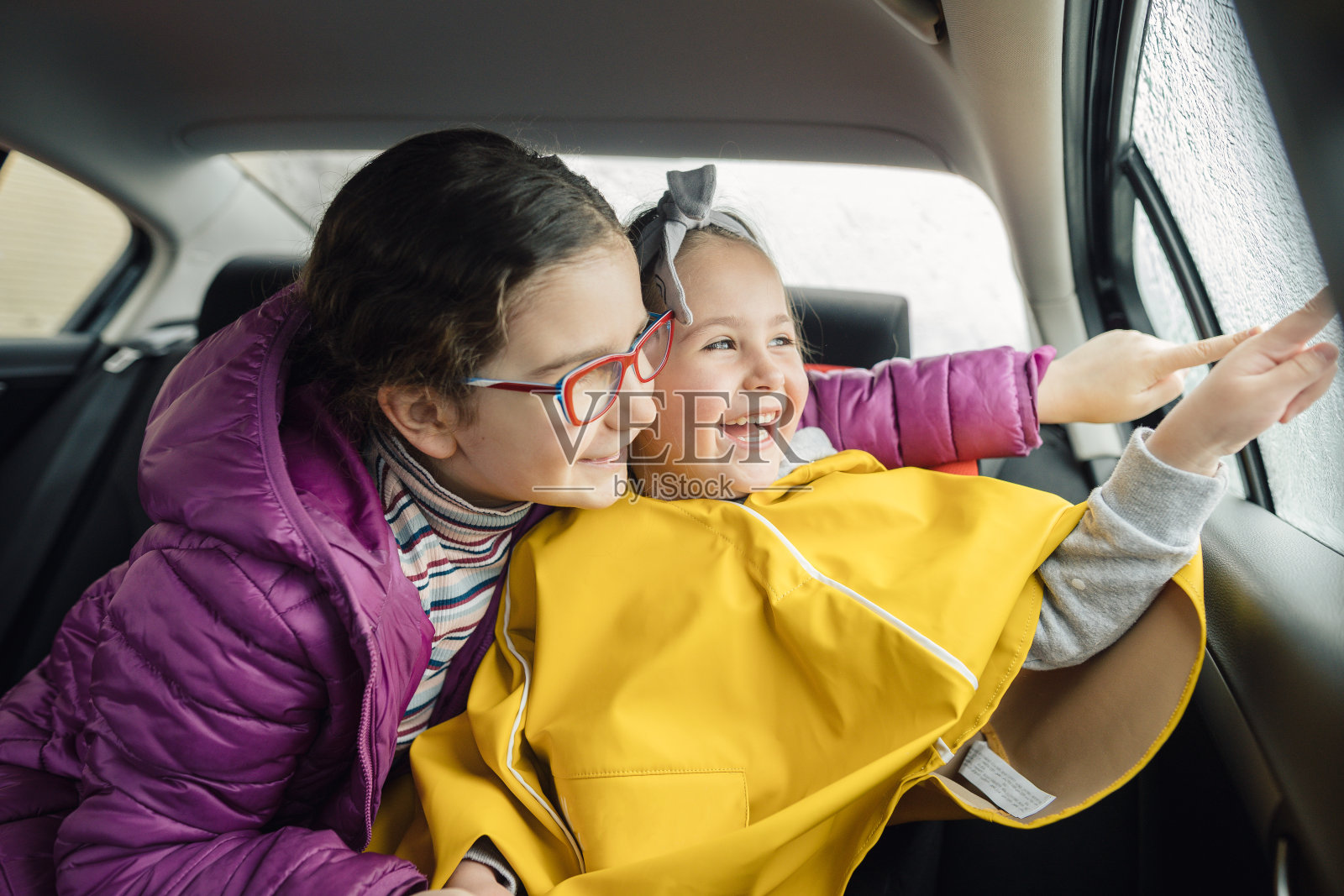 这些雨滴很有趣照片摄影图片
