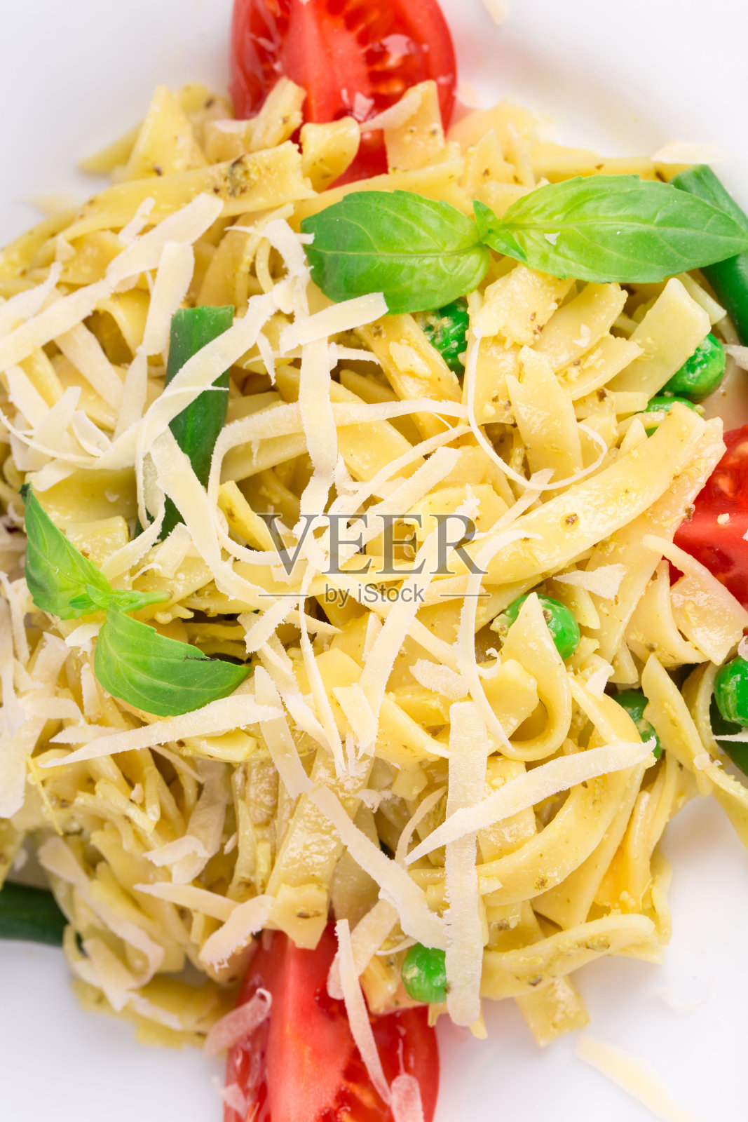 切碎的意大利面和绿豌豆。照片摄影图片