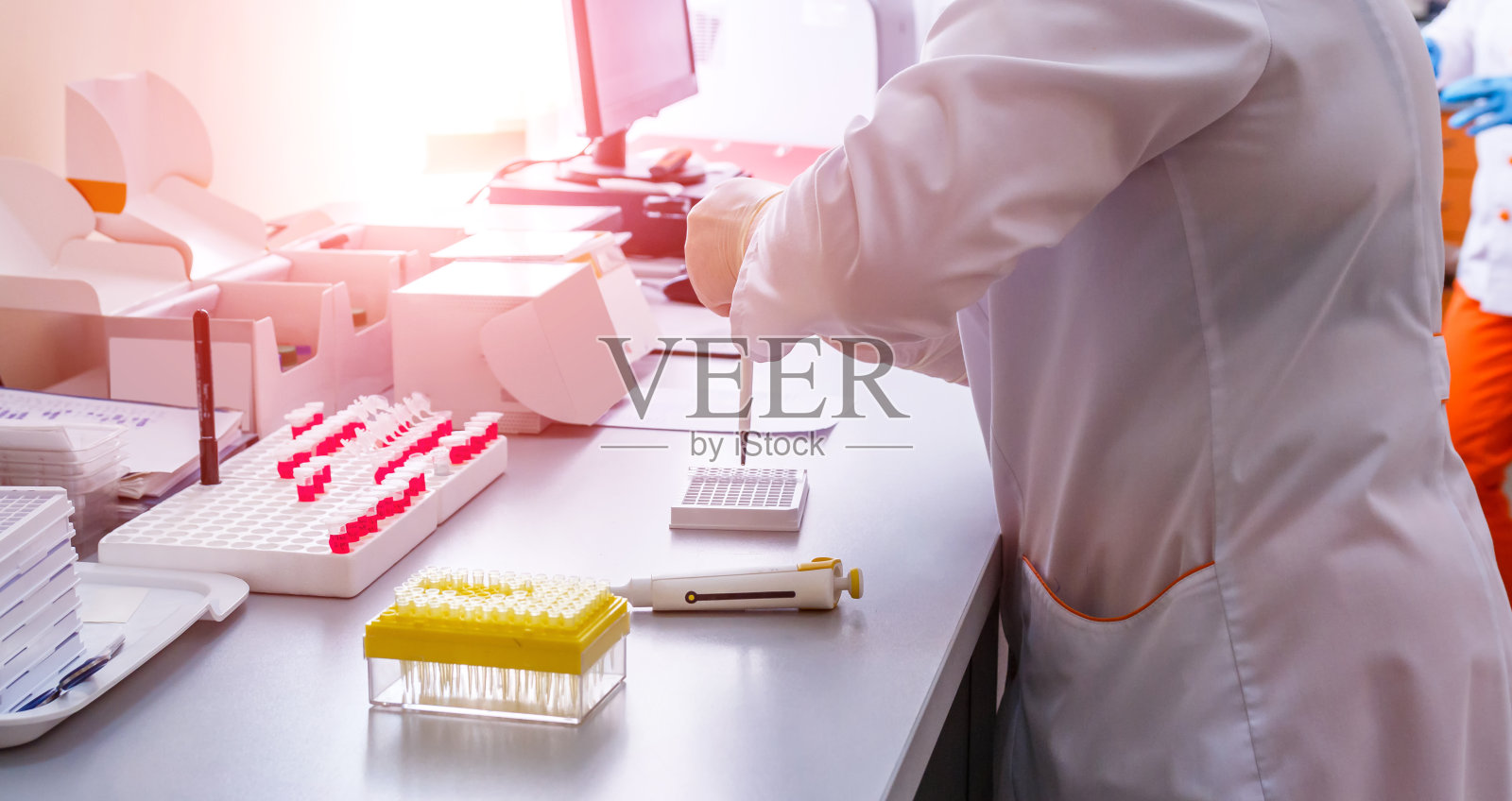 血液学实验室用于分析的试管架。照片摄影图片